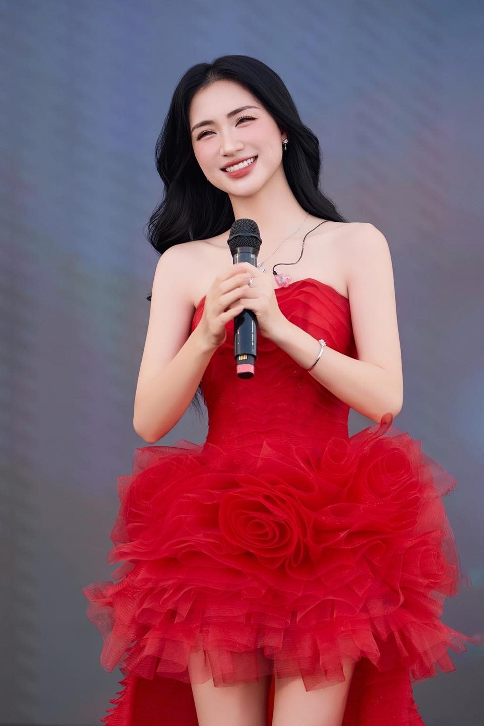 Ca sĩ Hòa Minzy công khai đóng góp 300 triệu đồng