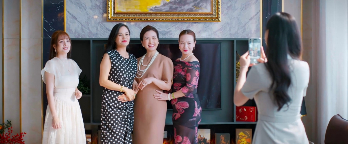 Hội phu nhân giàu có của "Gió ngang khoảng trời xanh" vấp phải nhiều tranh cãi