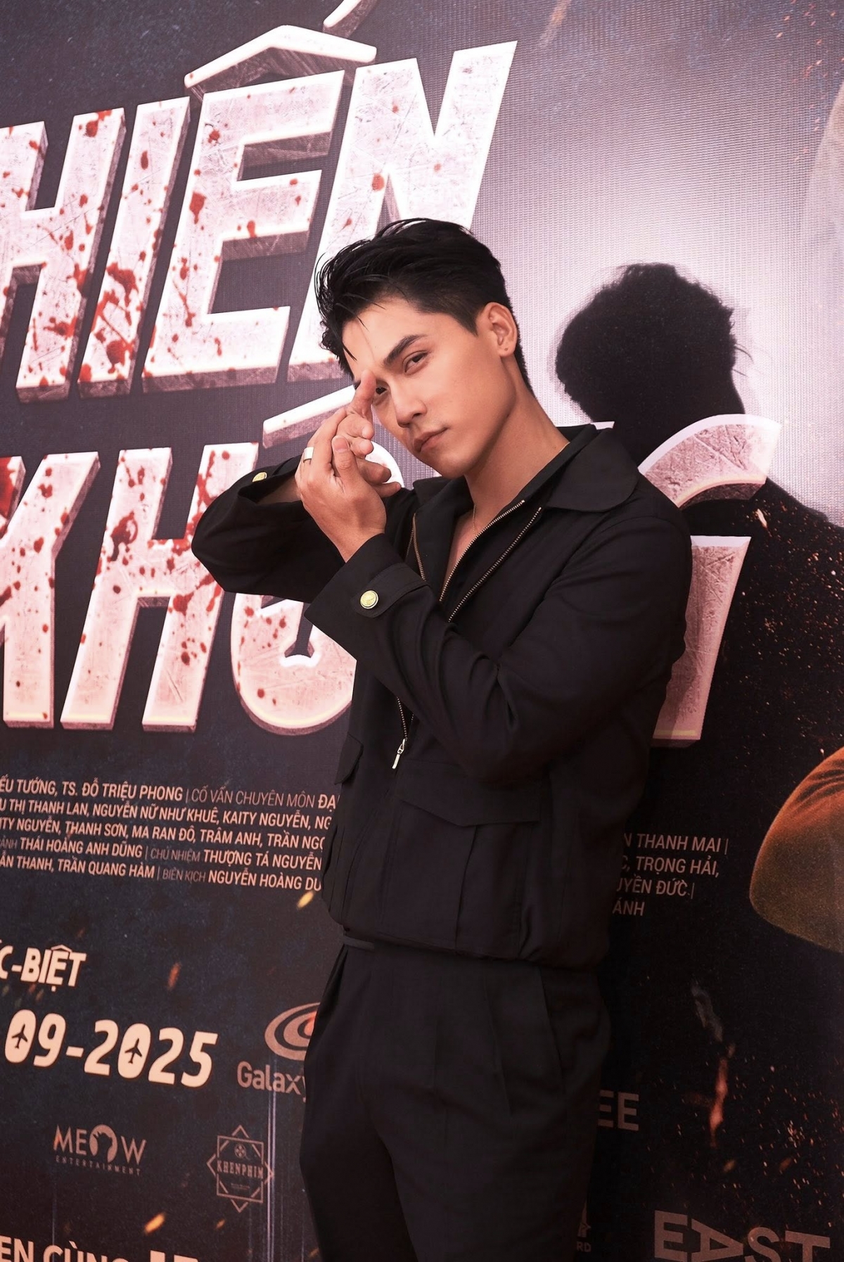 Võ Điền Gia Huy sinh năm 1996 tại Tây Ninh, từng tốt nghiệp Đại học Sân khấu - Điện ảnh Thành phố Hồ Chí Minh. Trước khi bén duyên với điện ảnh, anh từng diễn kịch tại Sân khấu Kịch Hồng Vân, làm người mẫu, tham gia diễn xuất trong các MV. Năm 2019, nam diễn viên gây ấn tượng trong phim "Thưa mẹ con đi". Vai diễn mang về cho anh đề cử Mai Vàng hạng mục "Nam diễn viên điện ảnh - truyền hình".