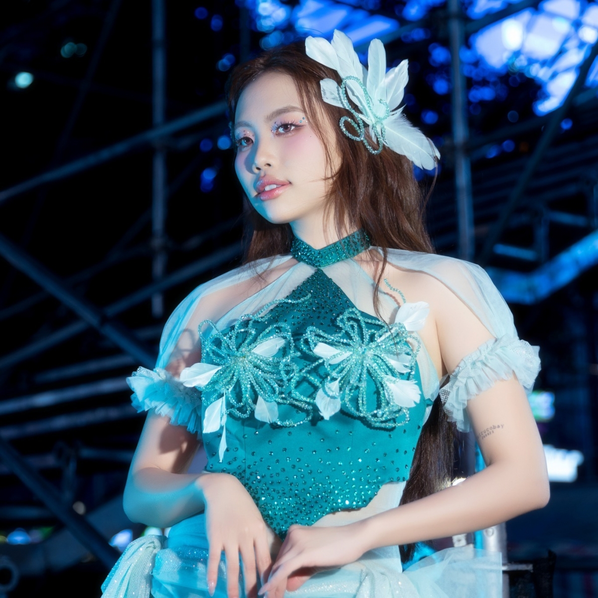 Phương Mỹ Chi, dù không công khai số tiền, đã viết trải nghiệm cá nhân khi bay qua vùng bão, từ đó bày tỏ sự đồng cảm: “Chỉ mong bão sớm qua đi để người dân bớt khổ. Ngàn tình yêu xin được gửi về khúc ruột miền Trung”.