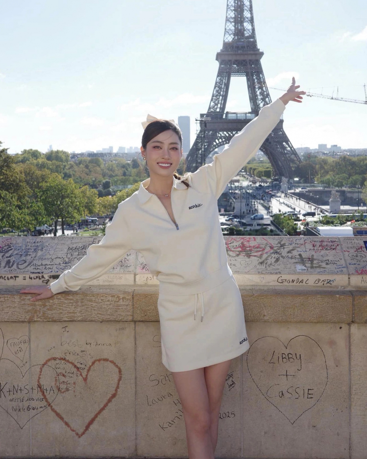 Hoa hậu Lương Thùy Linh thăm và khám phá Paris nhân chuyến công tác dài ngày để tham dự Paris Fashion Week.