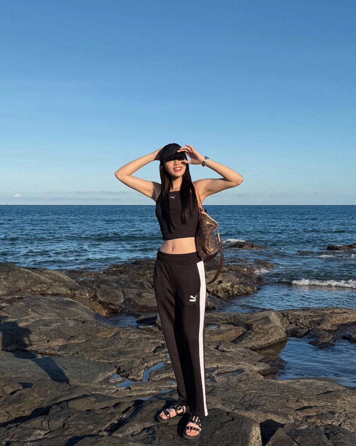 Hoa hậu Kỳ Duyên diện đồ khỏe khoắn tôn bụng phẳng khi chụp hình ở biển Phú Yên.