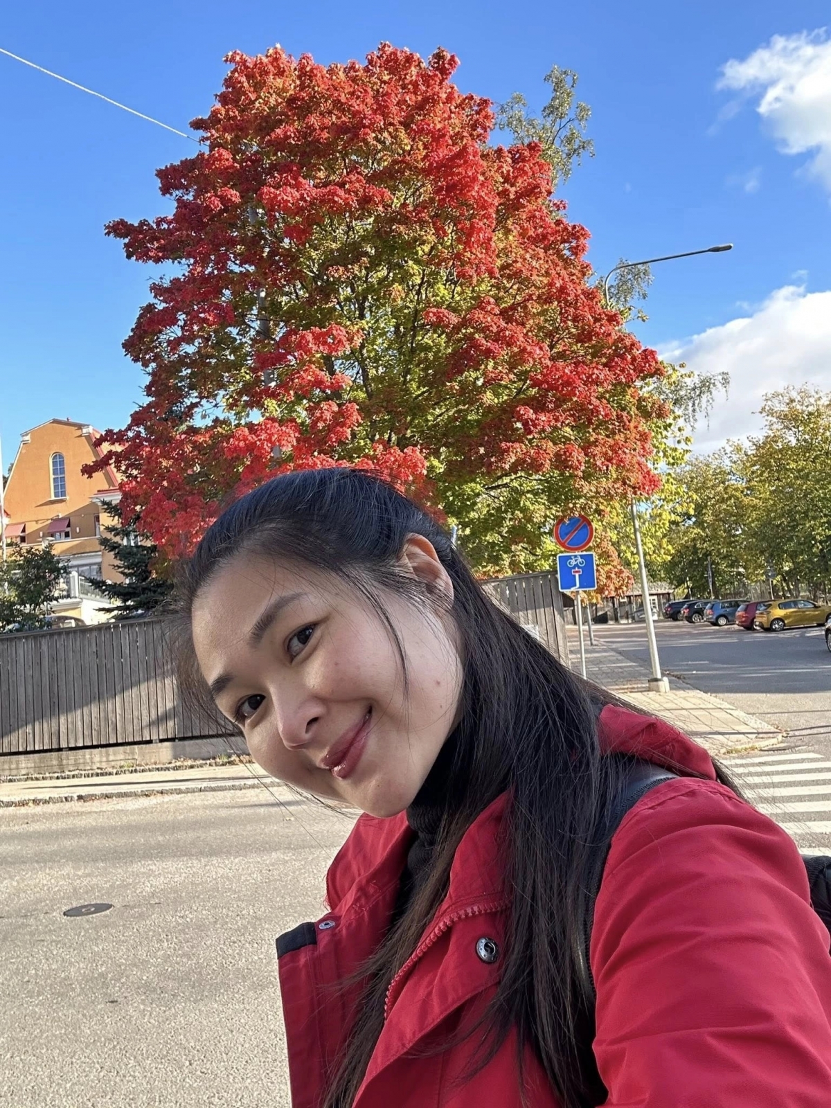 Cựu người mẫu Mạc Anh Thư cho biết cô say mê khung cảnh lá cây chuyển vàng, đỏ, rụng phủ kín lối đi trong tiết trời mùa thu ở Phần Lan.