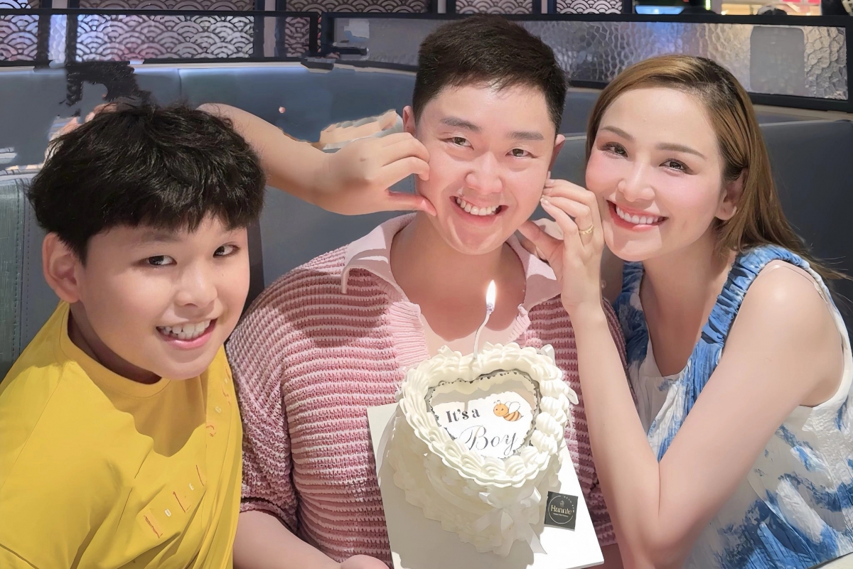 Diễm Hương khoe niềm vui sắp đón con trai thứ hai. Cả ông xã và con trai lớn của cô đều vui mừng vì sắp có thêm người cùng đá bóng, trong khi đó Diễm Hương hân hoan vì vẫn là 'công chúa' của cả nhà.