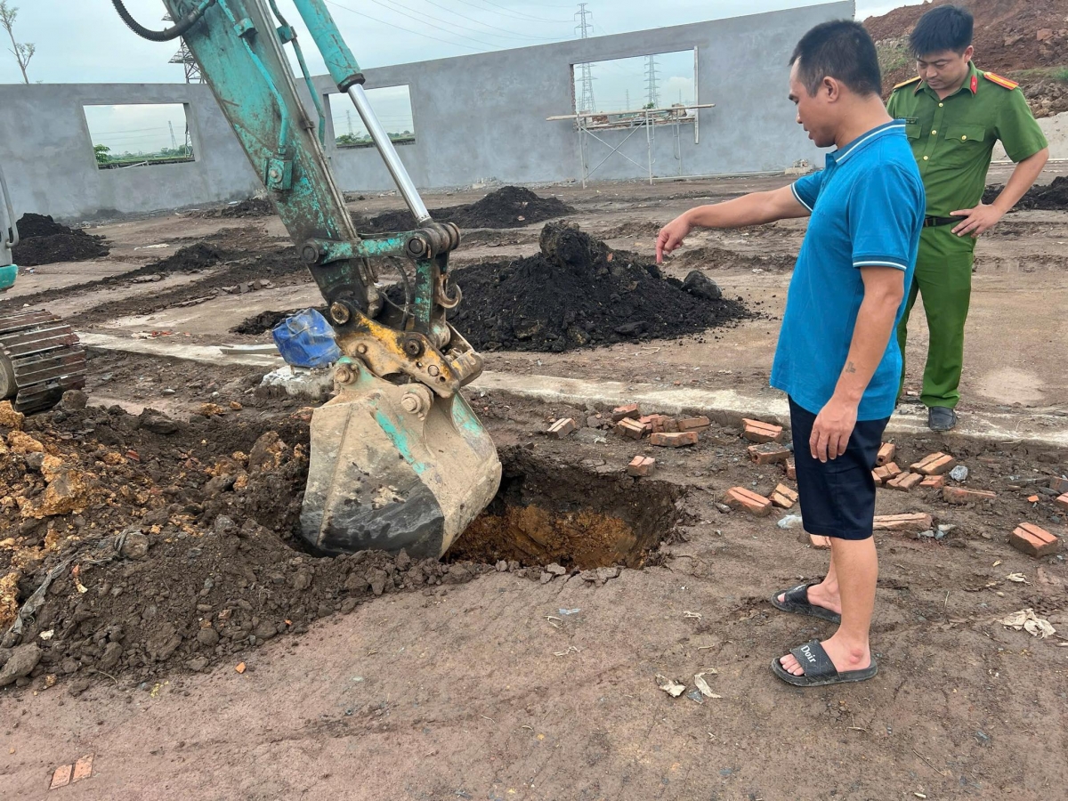 Khu vực Công ty Tân Thuận Phong đổ trái phép chất thải (Ảnh: Công an cung cấp).