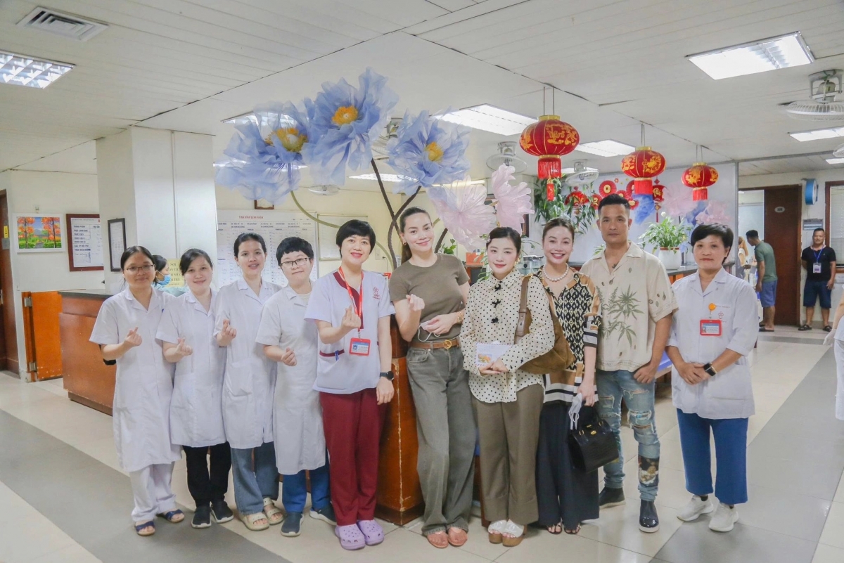 Hồ Ngọc Hà cùng Sao Mai Thu Hằng đến thăm, động viên tinh thần và ủng hộ cho các em nhỏ ở Bệnh viện Huyết học Trung Ương.