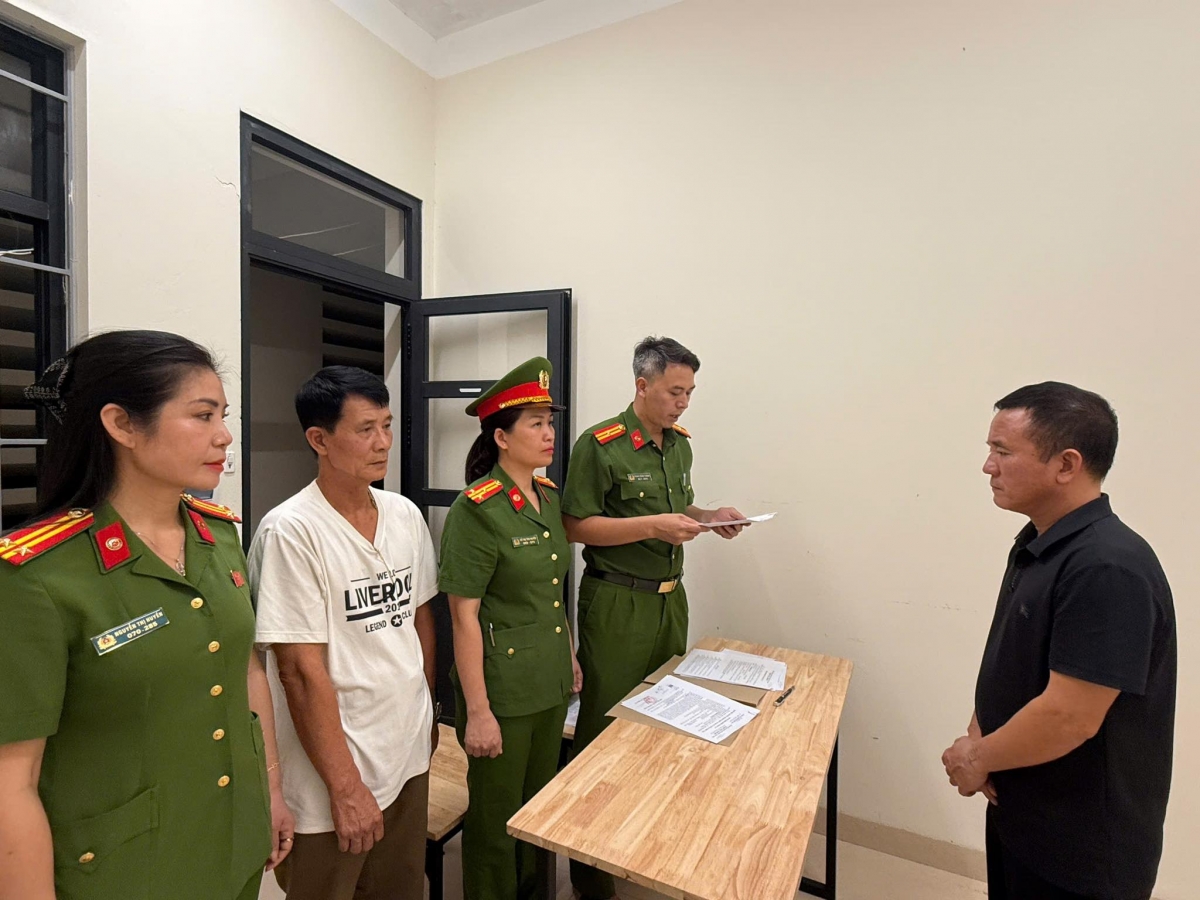 Cơ quan chức năng tống đạt quyết định khởi tố bị can (Ảnh: Công an cung cấp).