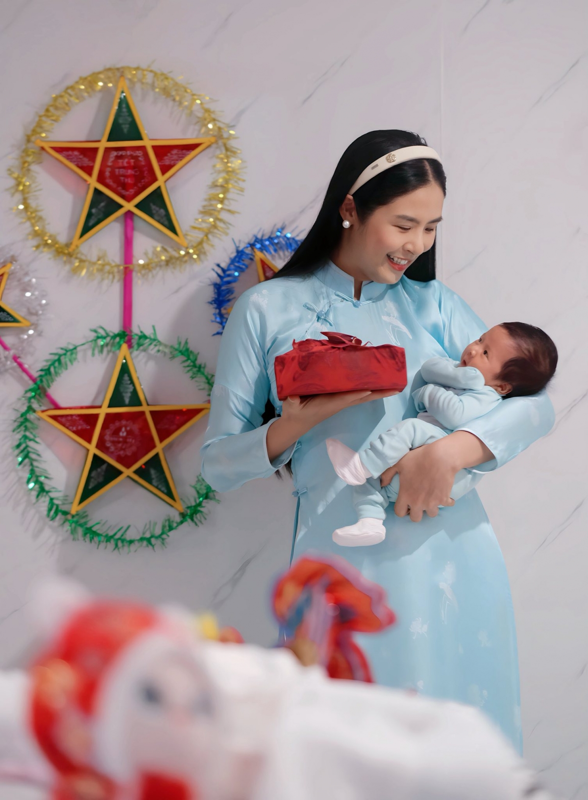 Hoa hậu Ngọc Hân tiết lộ khoảnh khắc con trai hơn một tháng tuổi đón Trung thu đầu tiên, cho biết bé tỏ ra thích thú với sắc màu rực rỡ. “Trung thu đầu tiên của Pi, em rất hào hứng với đèn ông sao và những chiếc mặt nạ nhiều màu sắc”, người đẹp viết.