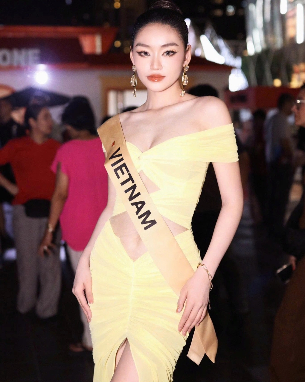 Vô tình lọt tiếng nói chuyện điện thoại vào livestream của bạn cùng phòng người Tanzania, hoa hậu Yến Nhi đối mặt làn sóng chỉ trích vì phát ngôn thiếu chuẩn mực.