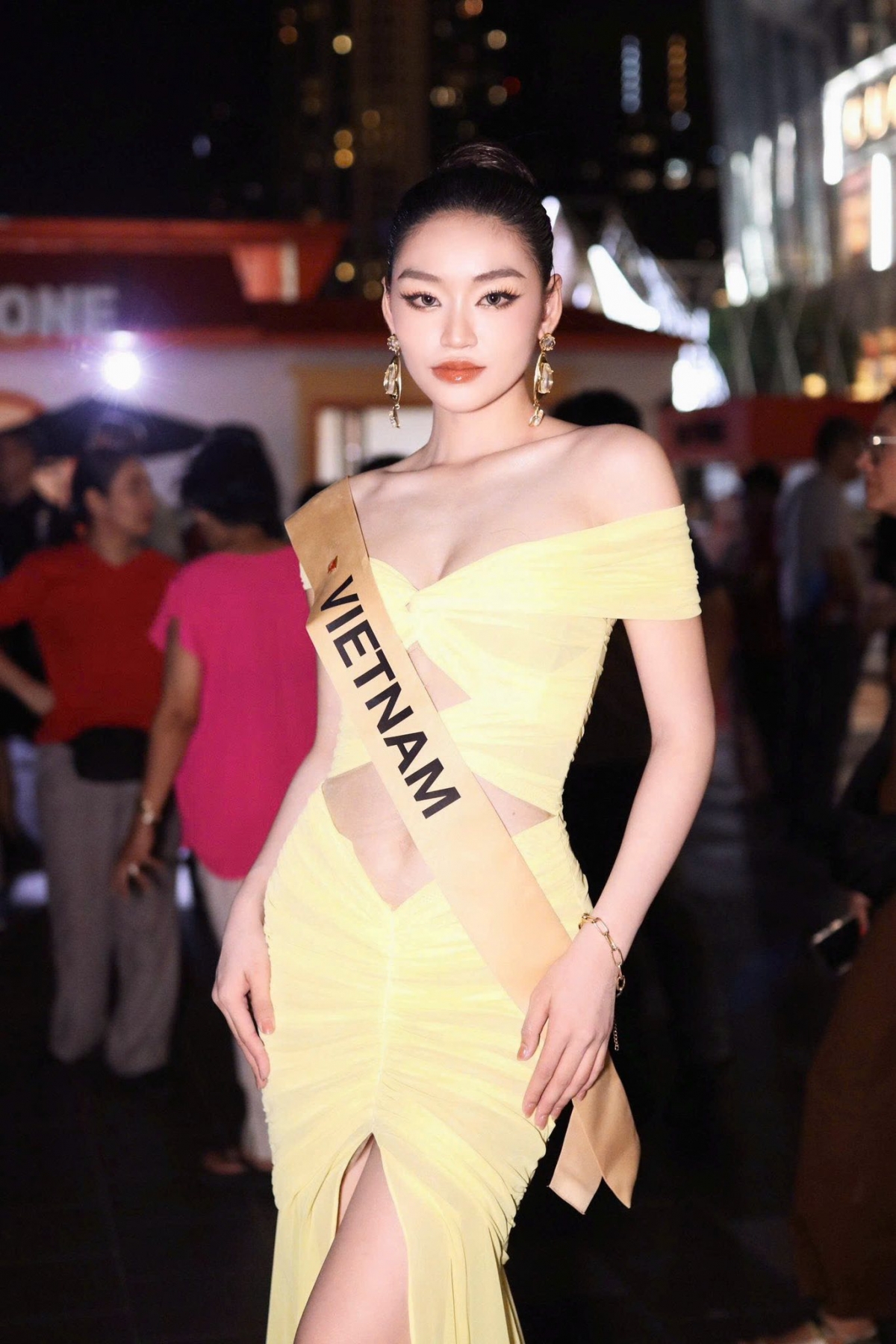 Sao Việt 5/10: Hành trình của Nguyễn Thị Yến Nhi tại Miss Grand International 2025 thu hút chú ý. Trong buổi trò chuyện, cô giới thiệu bằng tiếng Anh nhưng tỏ ra lúng túng, nhiều lần trả lời lạc đề và phải nhờ MC cùng các thí sinh khác hỗ trợ nhắc lại.