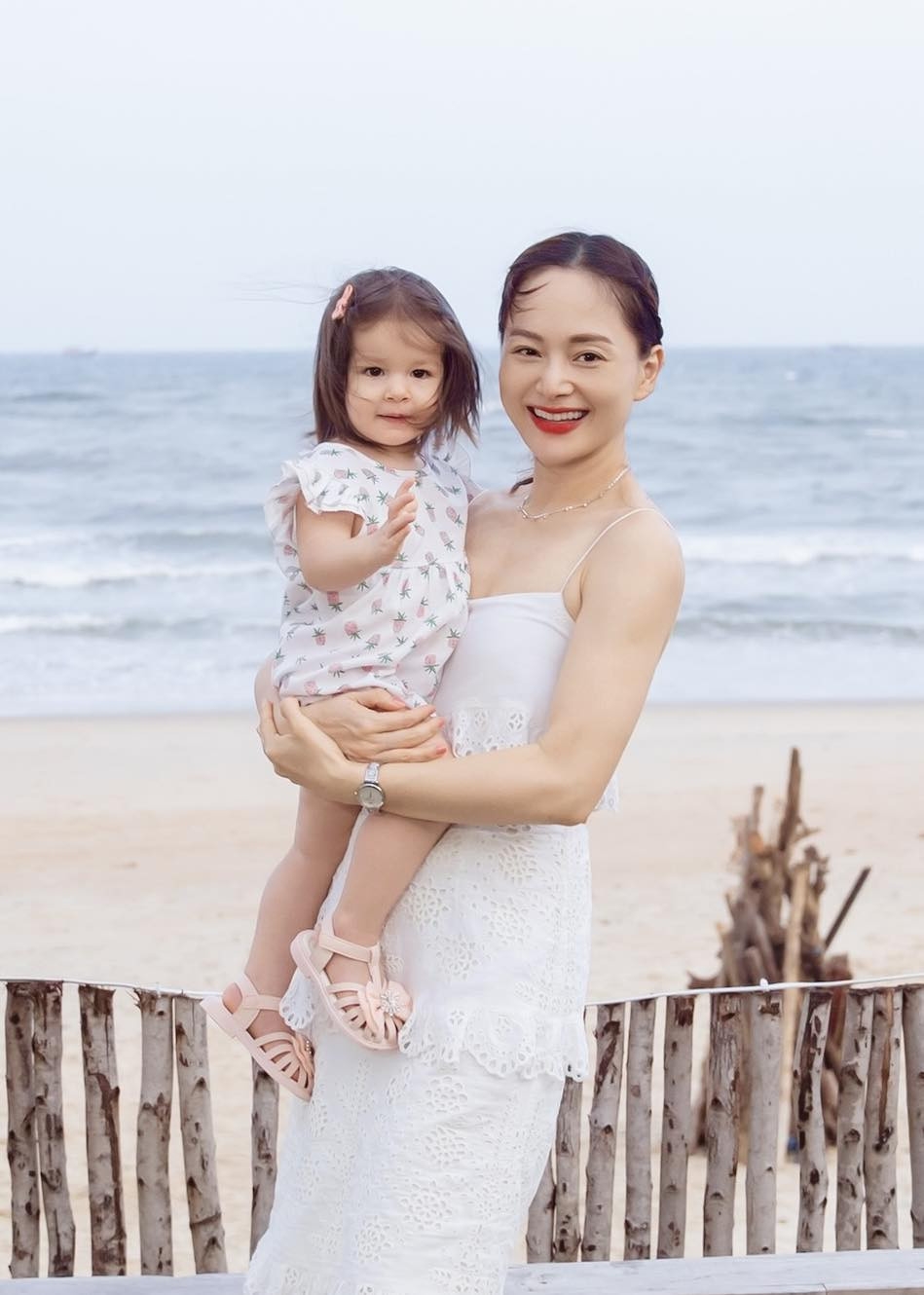 Diễn viên Lan Phương vực dậy tinh thần, nỗ lực làm việc nuôi con sau khi khép lại cuộc ly hôn với chồng Tây.