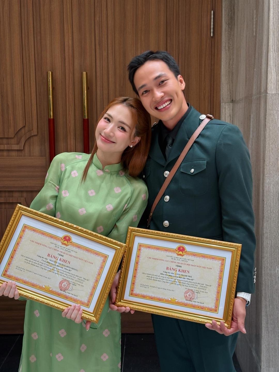 Hòa Minzy chia sẻ niềm vinh dự và tự hào khi được Chủ nhiệm Tổng cục Chính trị Quân đội Nhân dân Việt Nam trao tặng bằng khen, ghi nhận những đóng góp nổi bật của cô trong lĩnh vực nghệ thuật, đặc biệt là qua vai diễn trong phim Mưa đỏ, phần thể hiện ca khúc nhạc phim cùng với việc tự sản xuất MV Nỗi đau giữa hòa bình.