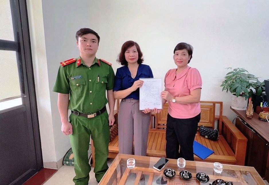 Công an xã Quỳnh Lưu phối hợp cùng cô giáo Nguyễn Thúy Hiền trao trả lại số tiền chuyển nhầm. Ảnh: CACC
