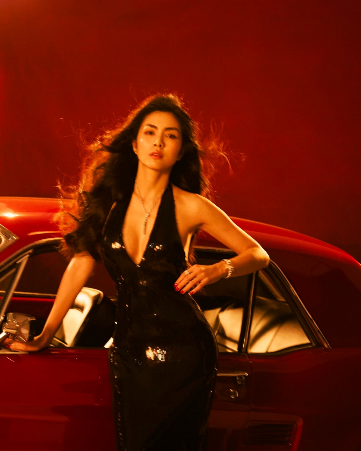 Tăng Thanh Hà gây bất ngờ khi rũ bỏ hình tượng thanh lịch, kín đáo quen thuộc để diện đầm xẻ ngực sâu chụp hình cho tạp chí thời trang.