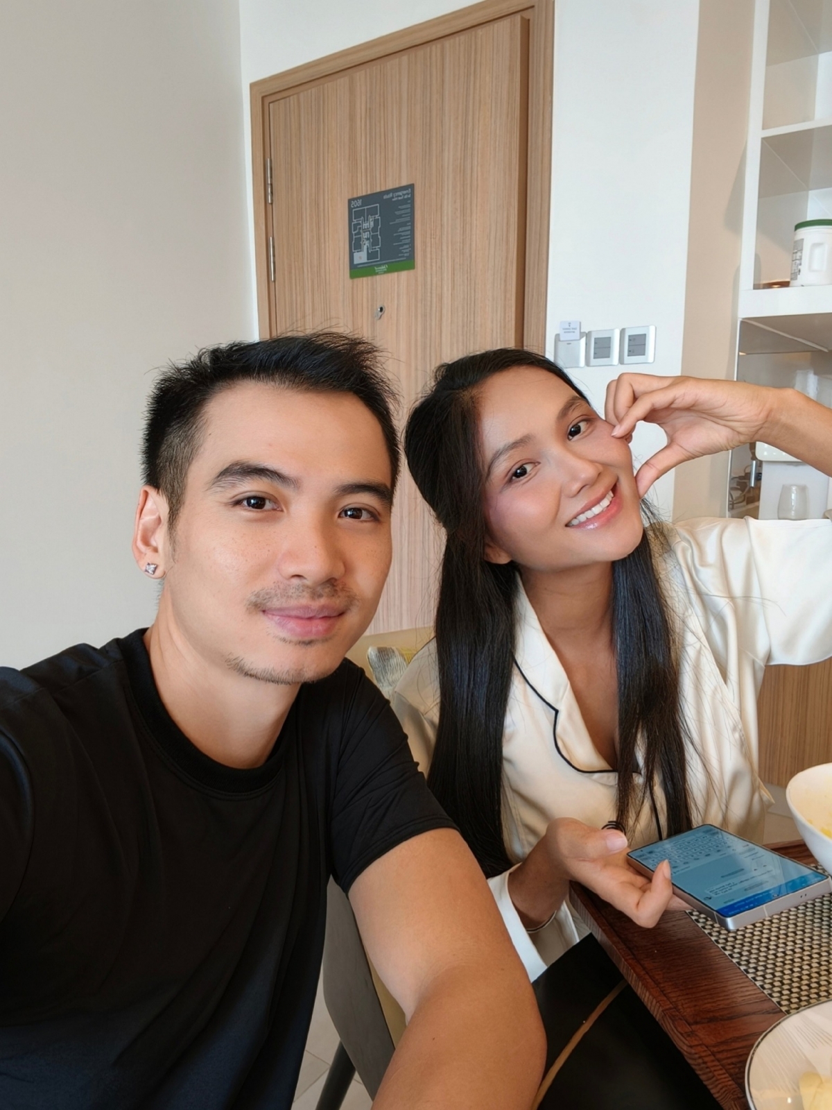 Hoa hậu H'Hen Niê trang điểm nhẹ nhàng để đi quay sau gần 1 tháng sinh con đầu lòng. “Sắp được 1 tháng rồi cả nhà ạ, nhưng do được nghỉ ngơi nhiều và được trung tâm chăm sóc kỹ quá nên em chưa có đầu bù tóc rối lắm, chắc sau khi hết thời gian ở cử em mới trải nghiệm”, cô viết.