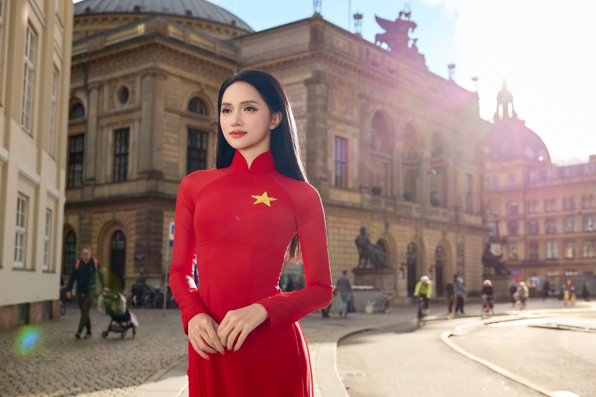 Hoa hậu Hương Giang diện áo dài đỏ với ngôi sao vàng nổi bật trên ngực, khoe nhan sắc dịu dàng tại Copenhagen, Đan Mạch. Người đẹp đang là cái tên nhận được nhiều quan tâm khi trở thành đại diện Việt Nam tại Miss Universe 2025.