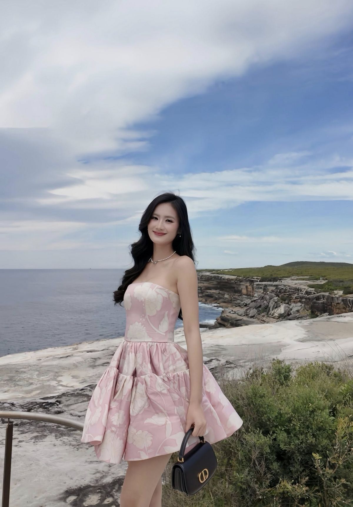 Hoa hậu Ý Nhi tạo dáng giữa khung cảnh thiên nhiên thơ mộng ở Australia.