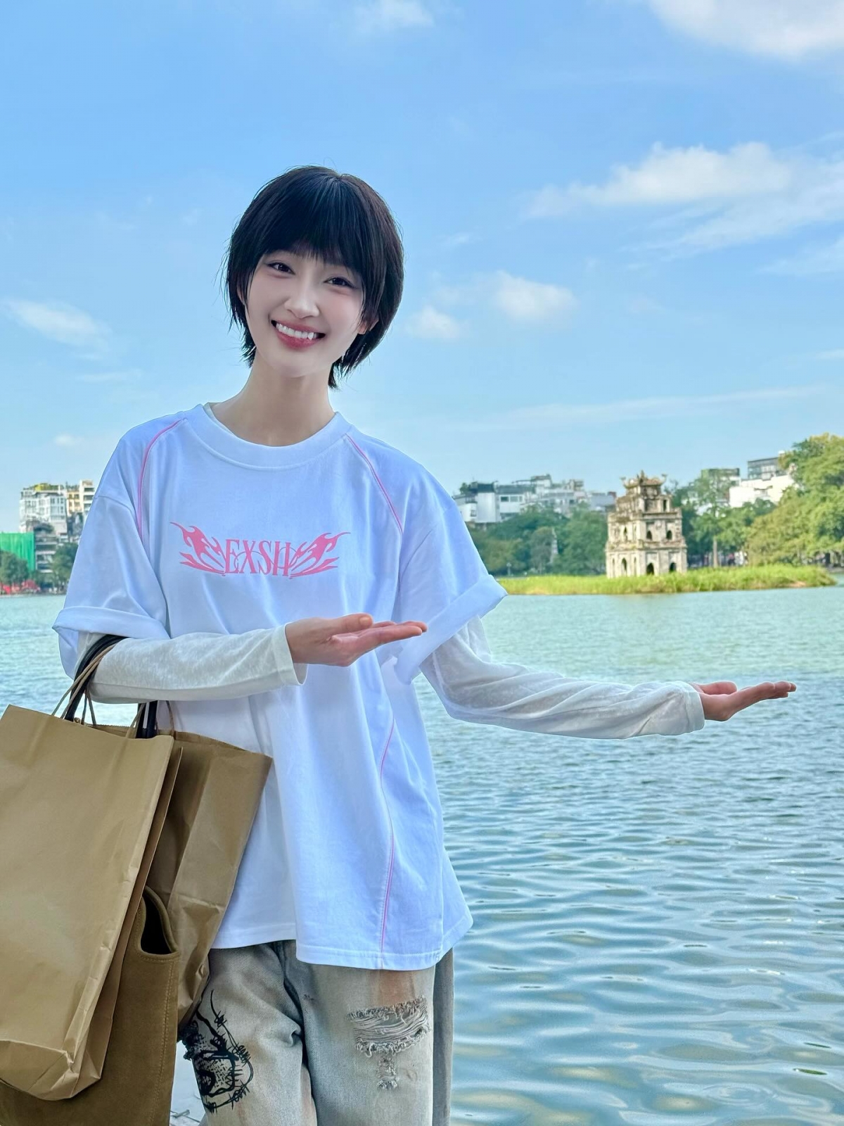 Juky San đăng ảnh dạo chơi phố phường ở Hà Nội.