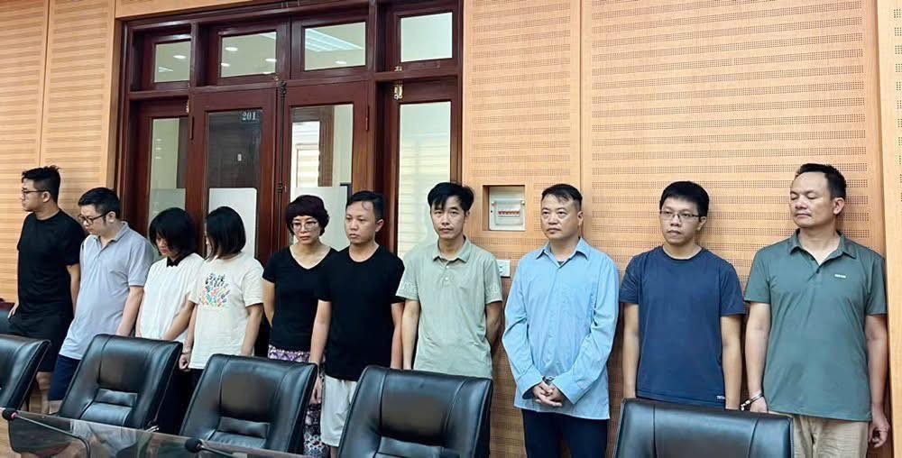 Bị can Nguyễn Hòa Bình (thứ ba từ phải qua) và các đồng phạm. 