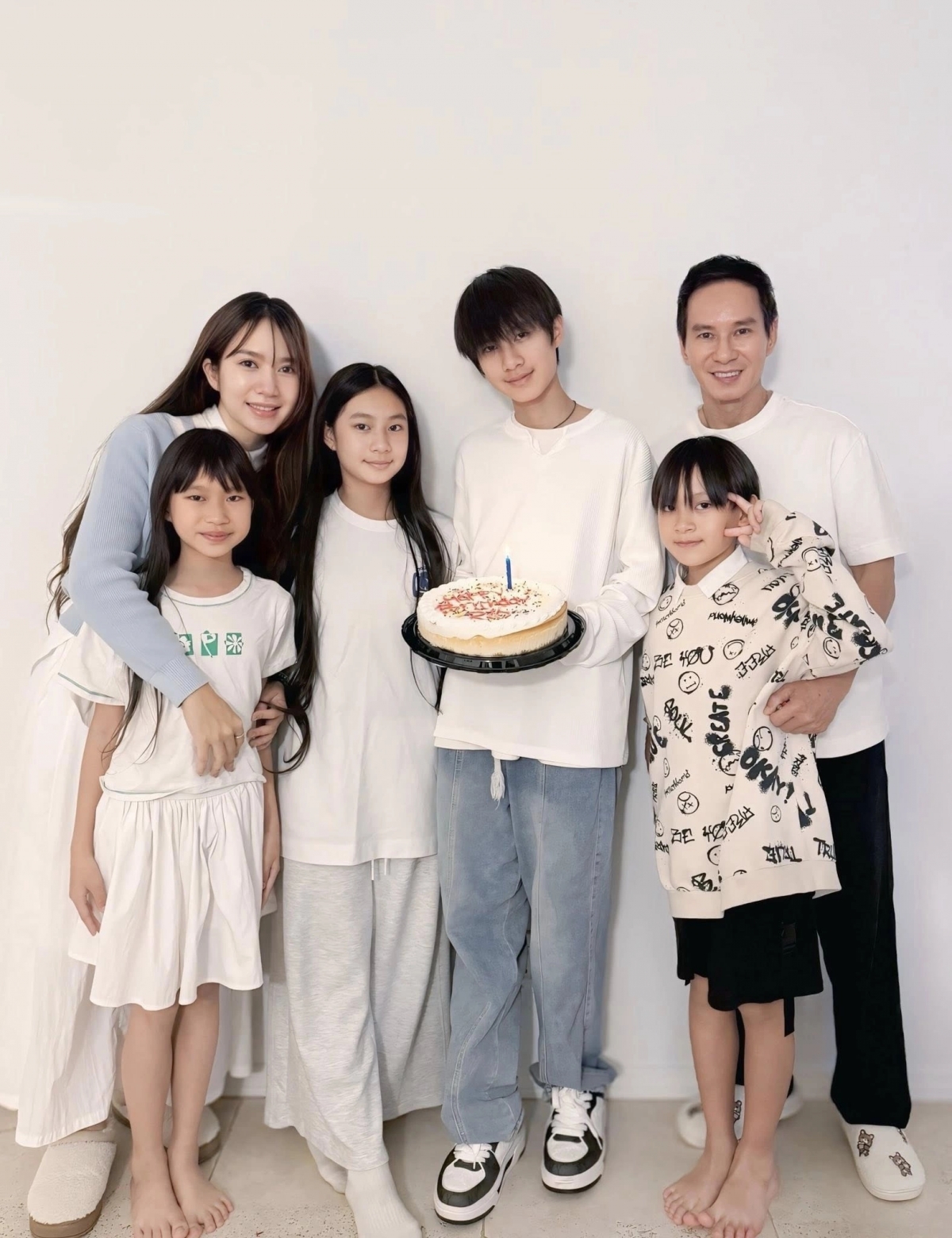 Vợ chồng đạo diễn Lý Hải làm tiệc đơn giản tại nhà nhân dịp sinh nhật cậu cả Rio. Gia đình nghệ sĩ tận hưởng thời gian bên nhau trong ngày sinh nhật Rio. Minh Hà cho biết thay vì tổ chức tiệc tùng, con trai lớn thích đón tuổi mới bình yên và giản dị.