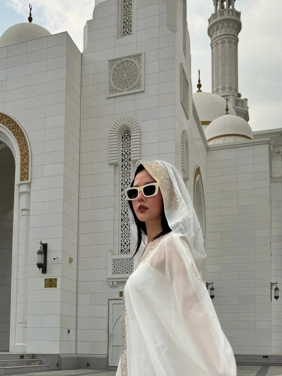 Một tuần sau sinh nhật, Midu đến Dubai nghỉ dưỡng mừng tuổi mới. Cô phối đồ sang trọng, tham quan các nhà thờ Hồi giáo nổi tiếng.