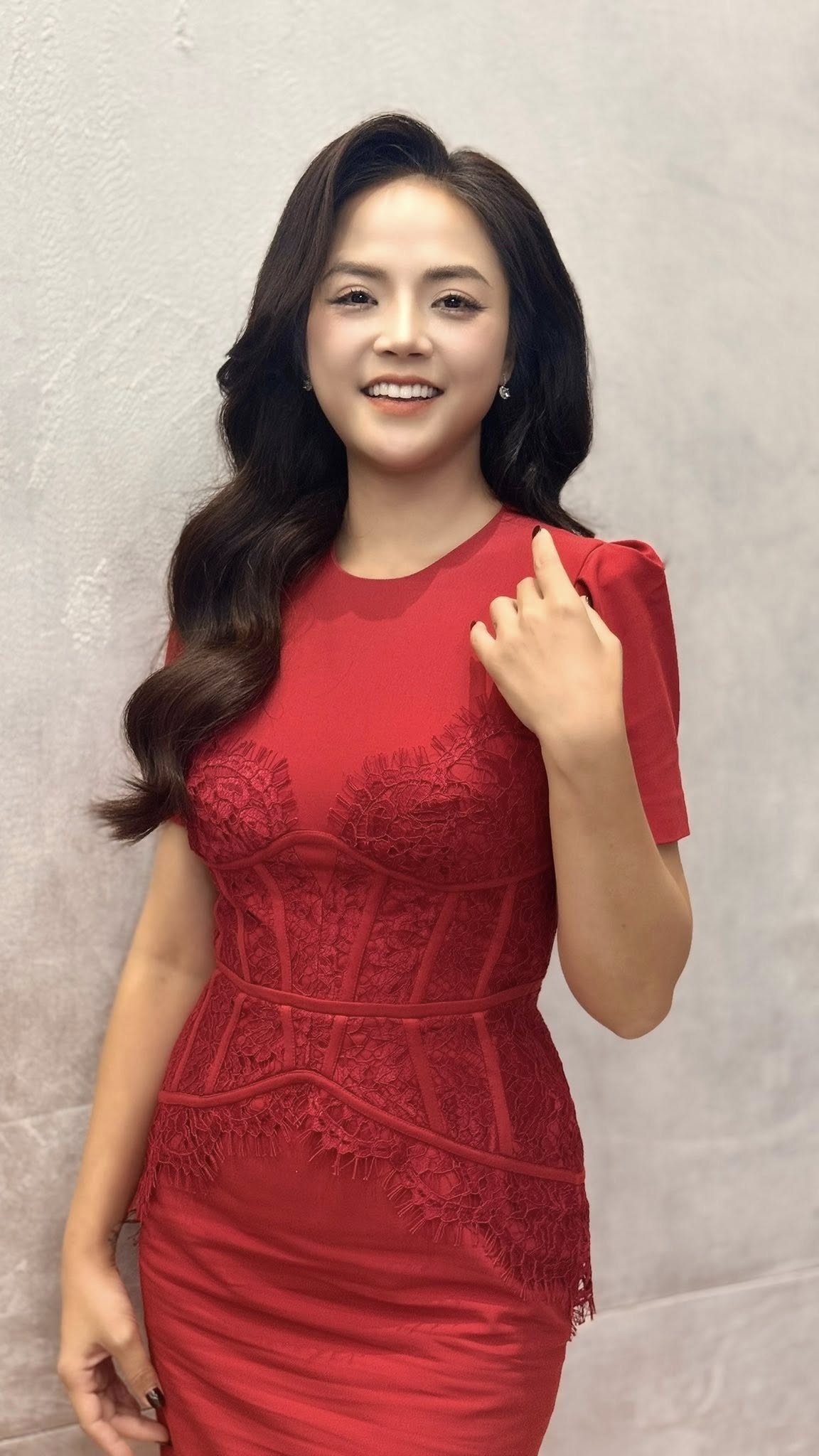 Diễn viên Thu Quỳnh diện váy đỏ nổi bật, tiết lộ hậu trường trước giờ lên hình. Cô được khen rạng rỡ, xinh đẹp ở tuổi U40.