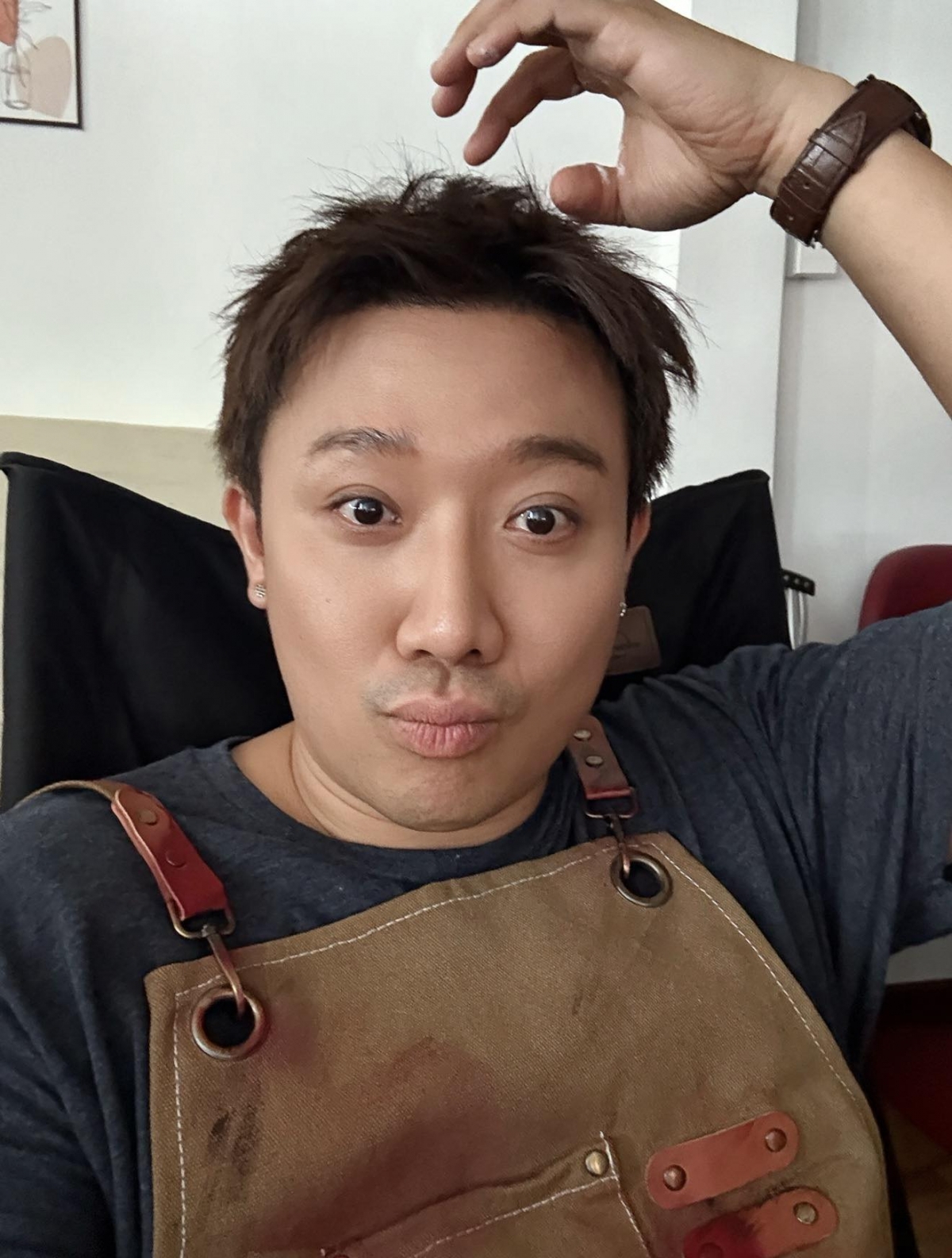 Nhân dịp Ngày Phụ nữ Việt Nam 20/10, Trấn Thành hài hước viết: “Tặng chị em 20/10 chàng trai này nha. Chứ không biết tặng gì chúc gì luôn”.