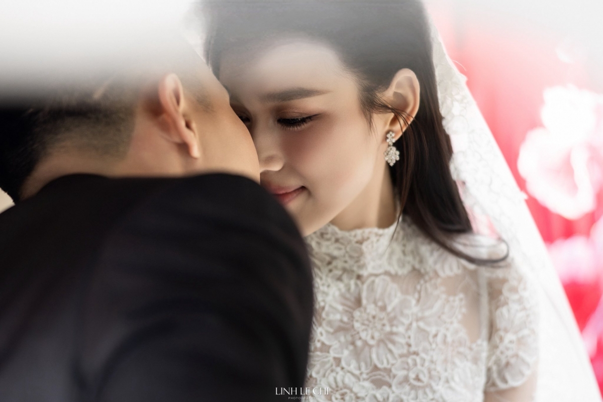 Nhan sắc trong trẻo của Hoa hậu Đỗ Thị Hà trong ngày trọng đại (Ảnh: Linh Lê Chí)