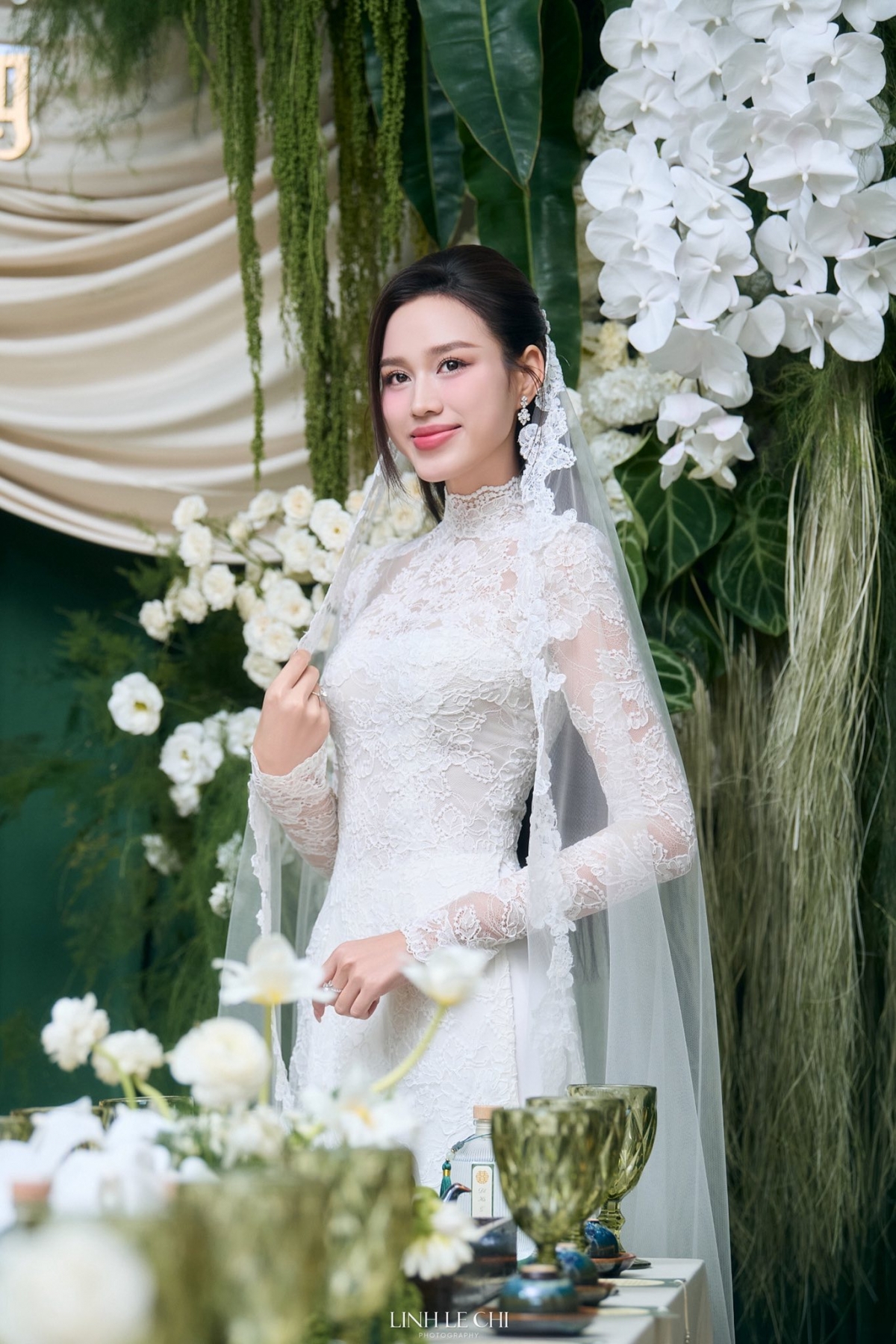 Hoa hậu Đỗ Thị Hà diện áo dài ren trắng thêu hoa trong lễ rước dâu (Ảnh: Linh Lê Chí)