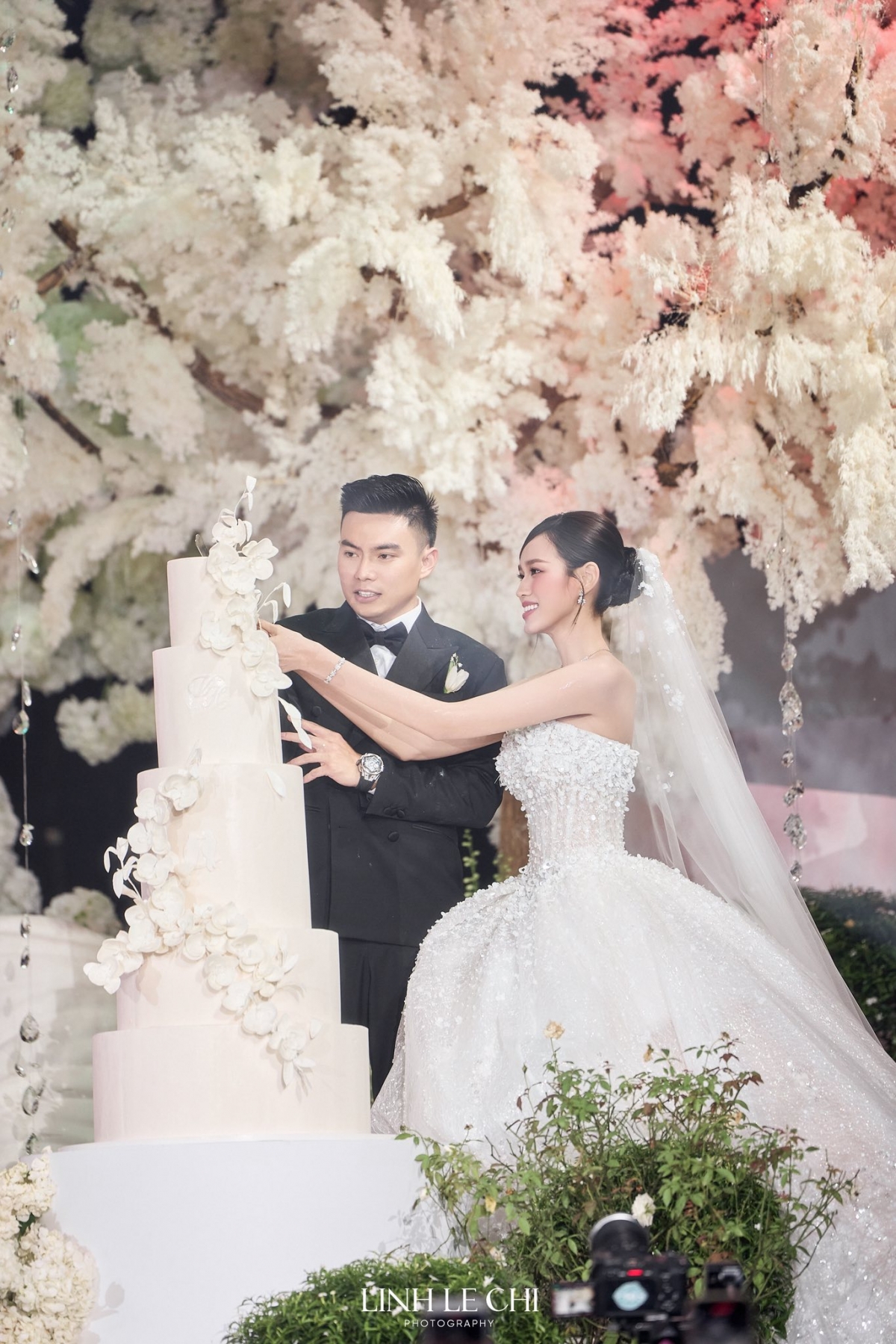 Cô dâu Đỗ Thị Hà và chú rể Nguyễn Viết Vương thực hiện các nghi thức hôn lễ trước sự chứng kiến của hai bên gia đình và quan khách.