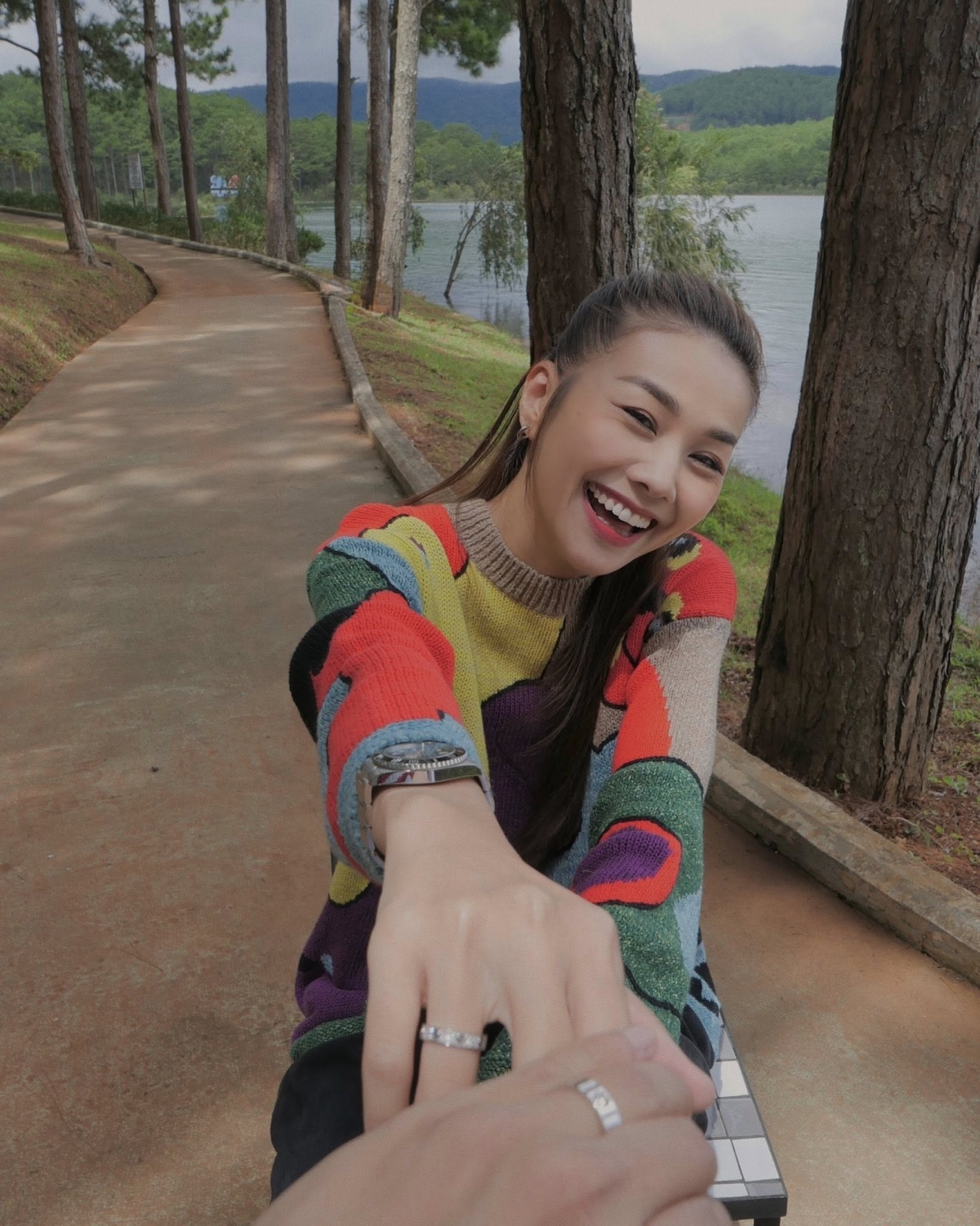 Siêu mẫu Thanh Hằng hoài niệm ngày cưới cách đây 2 năm với ông xã nhạc trưởng Trần Nhật Minh. “Ngày này của hai năm trước. Không khác lắm so với bức tranh mà mình muốn vẽ. Tự do với mọi sự lựa chọn, độc lập trong suy nghĩ và luôn đầy tiếng cười”, cô bày tỏ.