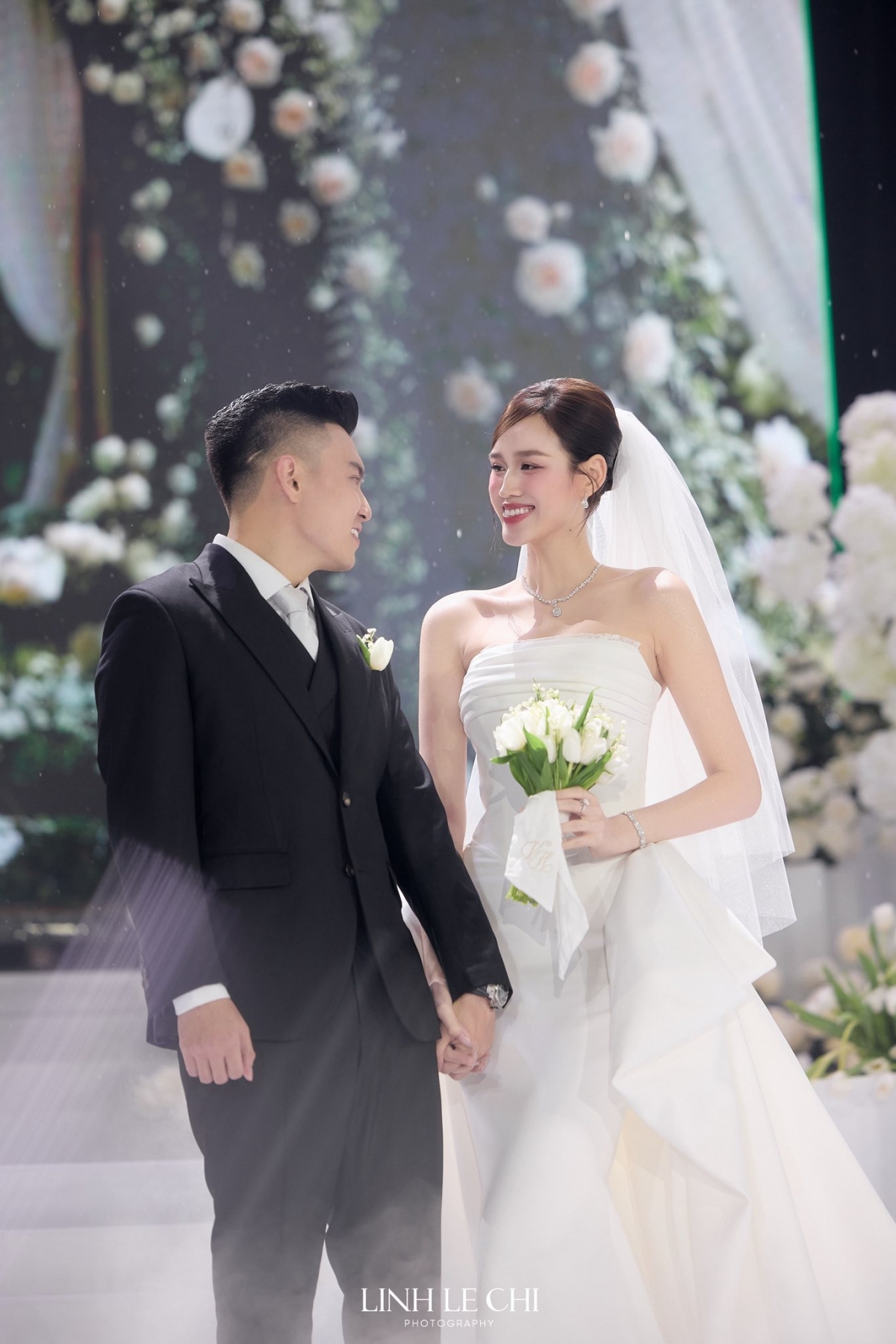 Tối 22/10, lễ cưới của Hoa hậu Đỗ Thị Hà và doanh nhân Nguyễn Viết Vương diễn ra tại Quảng Trị. Dù thời tiết không thuận lợi, buổi lễ vẫn được tổ chức trong không gian hoành tráng, rực rỡ, tràn ngập sắc hoa.