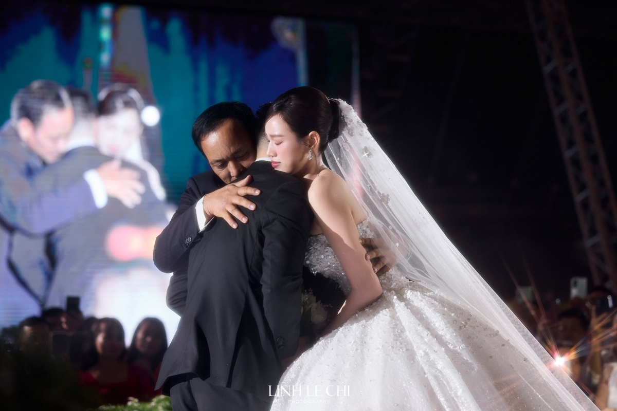 Khoảnh khắc này khiến Đỗ Thị Hà xúc động rơi nước mắt.