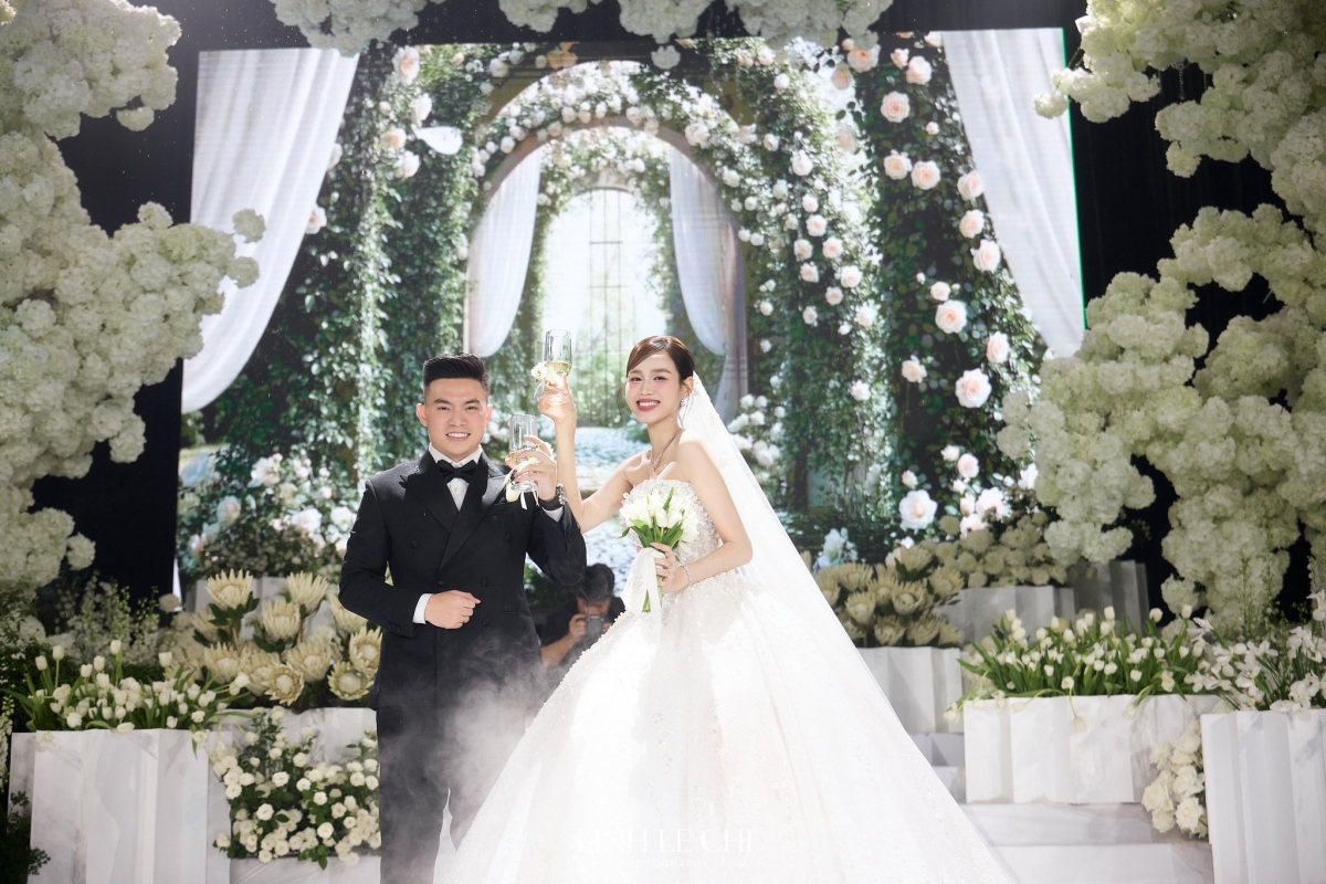 Hoa hậu Đỗ Thị Hà sánh đôi cùng chồng thiếu gia Nguyễn Viết Vương tại lễ cưới lộng lẫy (Ảnh: Linh Lê Chí)