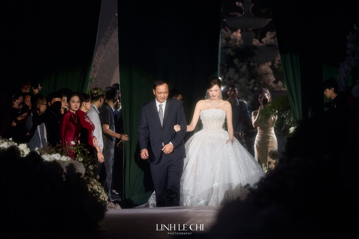 Đỗ Thị Hà được bố dẫn lên lễ đường, trao tay cho con rể.