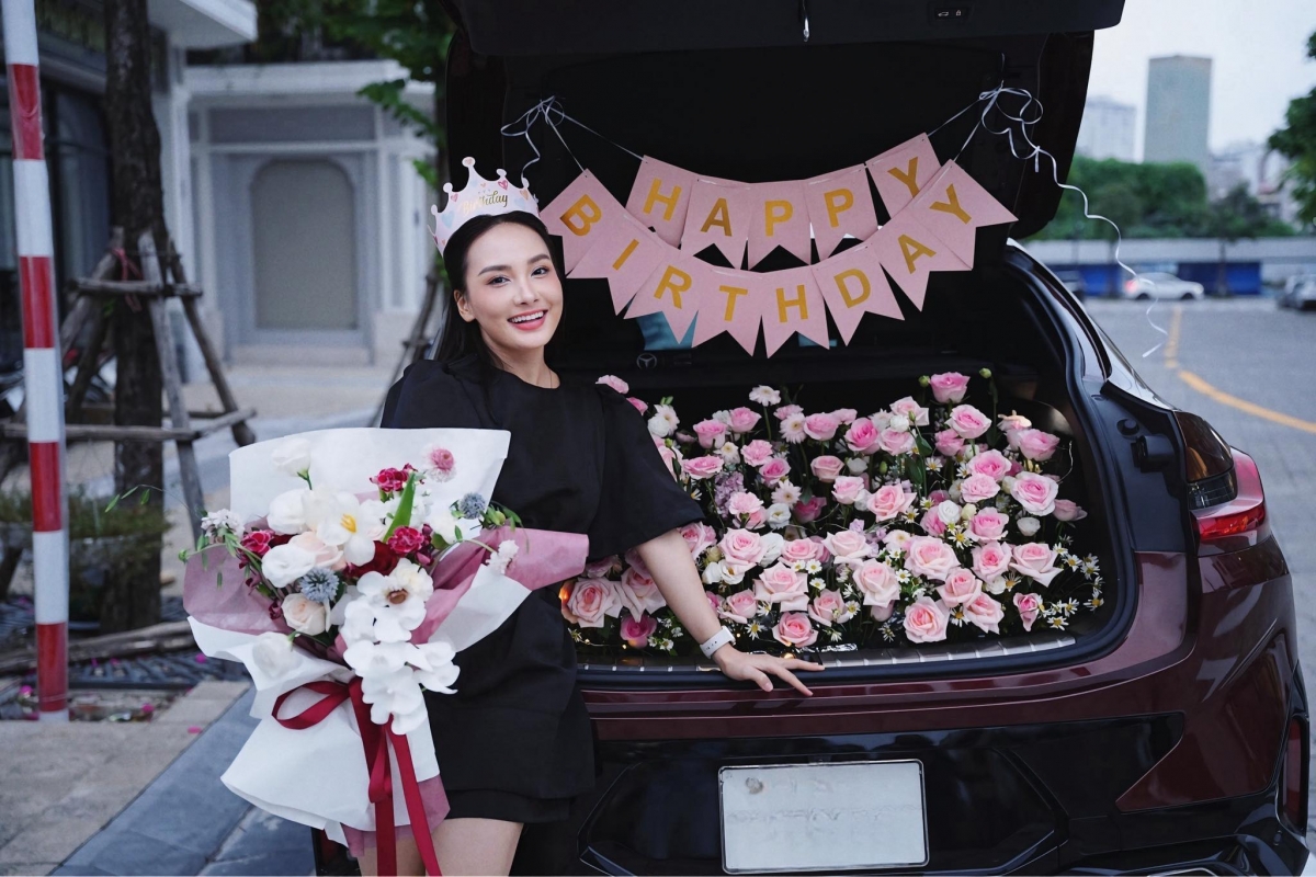 Diễn viên Bảo Thanh hạnh phúc khi nhận được món quà sinh nhật bất ngờ: “Sinh nhật sớm thật đáng nhớ. Mãi mãi nhớ khoảnh khắc này”.