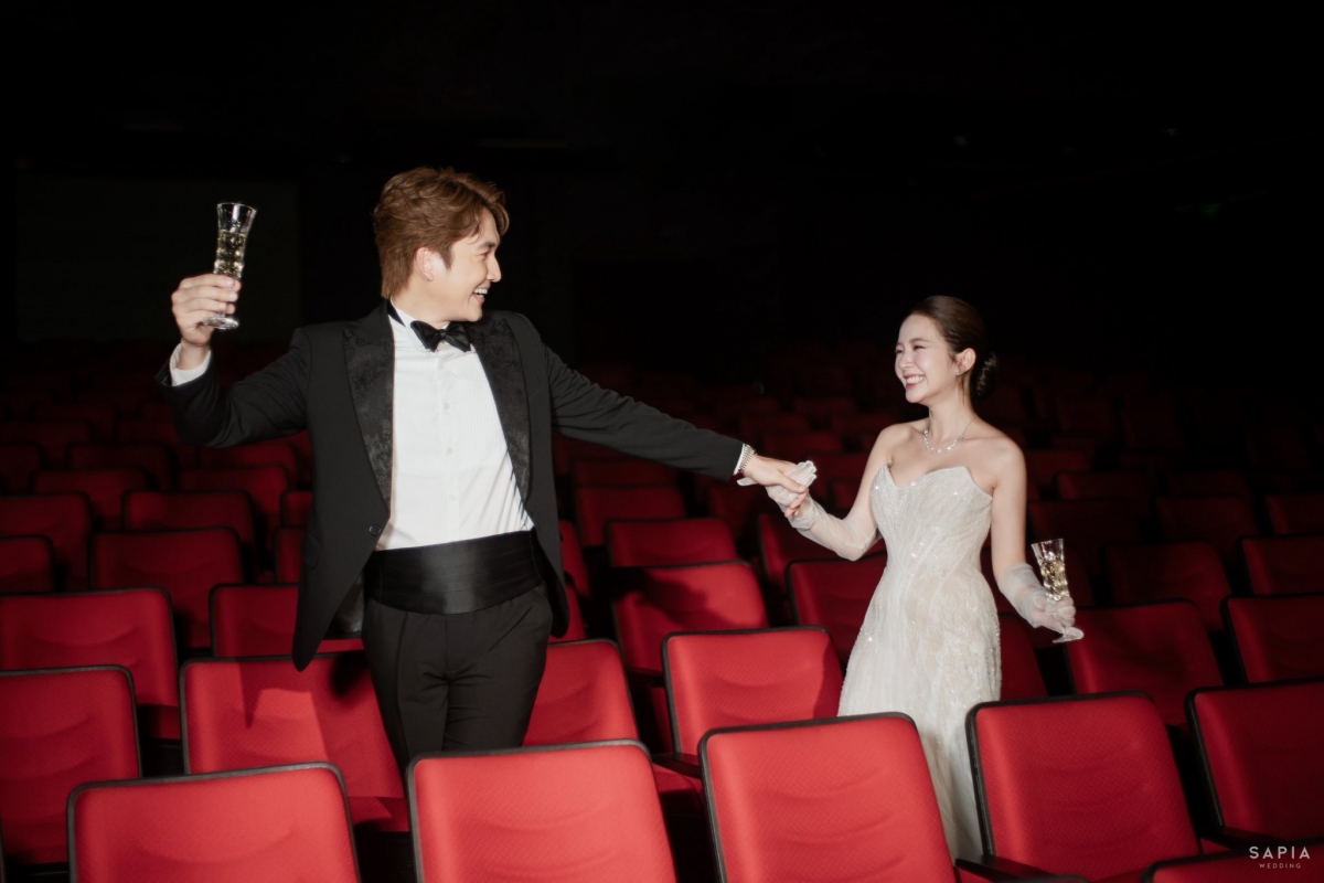 Cặp đôi diễn viên Đình Tú - Ngọc Huyền bày tỏ hạnh phúc khi ghi lại kỷ niệm trước thềm đám cưới, tại Nhà hát Kịch Hà Nội. "Không cần vội vã, nếu có duyên chắc chắn chung đường", nam diễn viên nhắn gửi đến vợ.