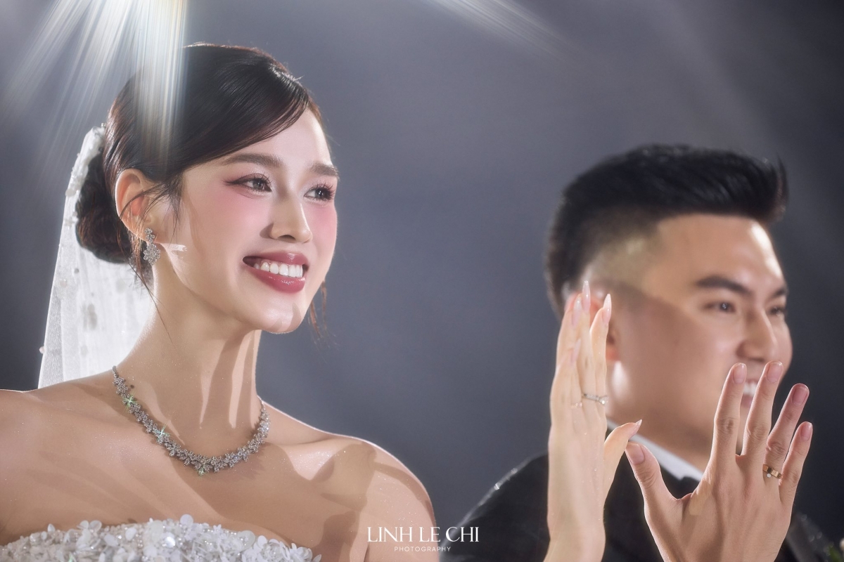 Cô dâu và chú rể tay nở nụ cười rạng rỡ sau khi thực hiện nghi thức trao nhẫn cưới.