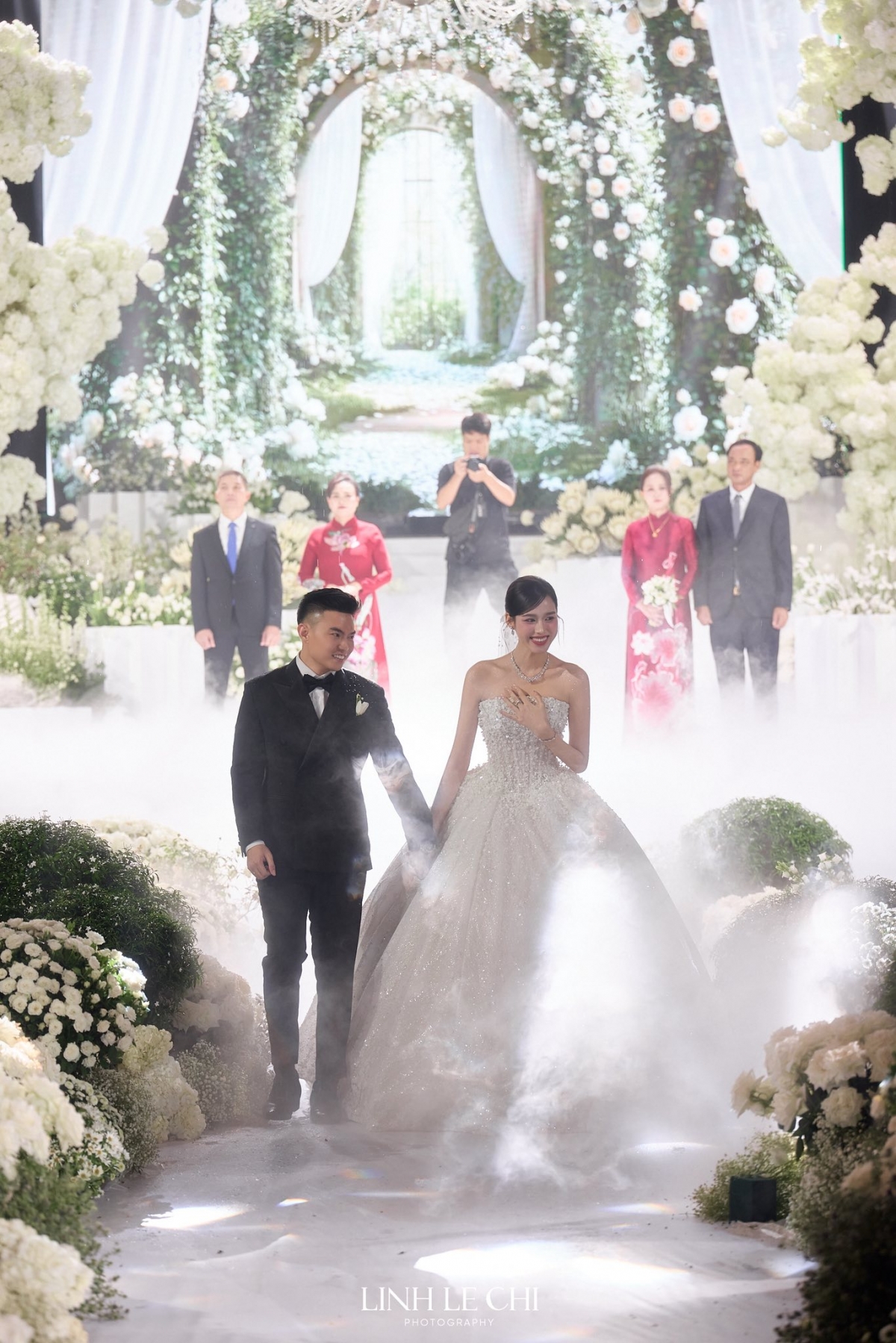 Lễ cưới được trang hoàng theo phong cách châu Âu. Toàn bộ khu vực tiệc được phủ kín bởi hoa tươi xen lẫn cây xanh, tạo nên khung cảnh vừa sang trọng vừa lãng mạn.