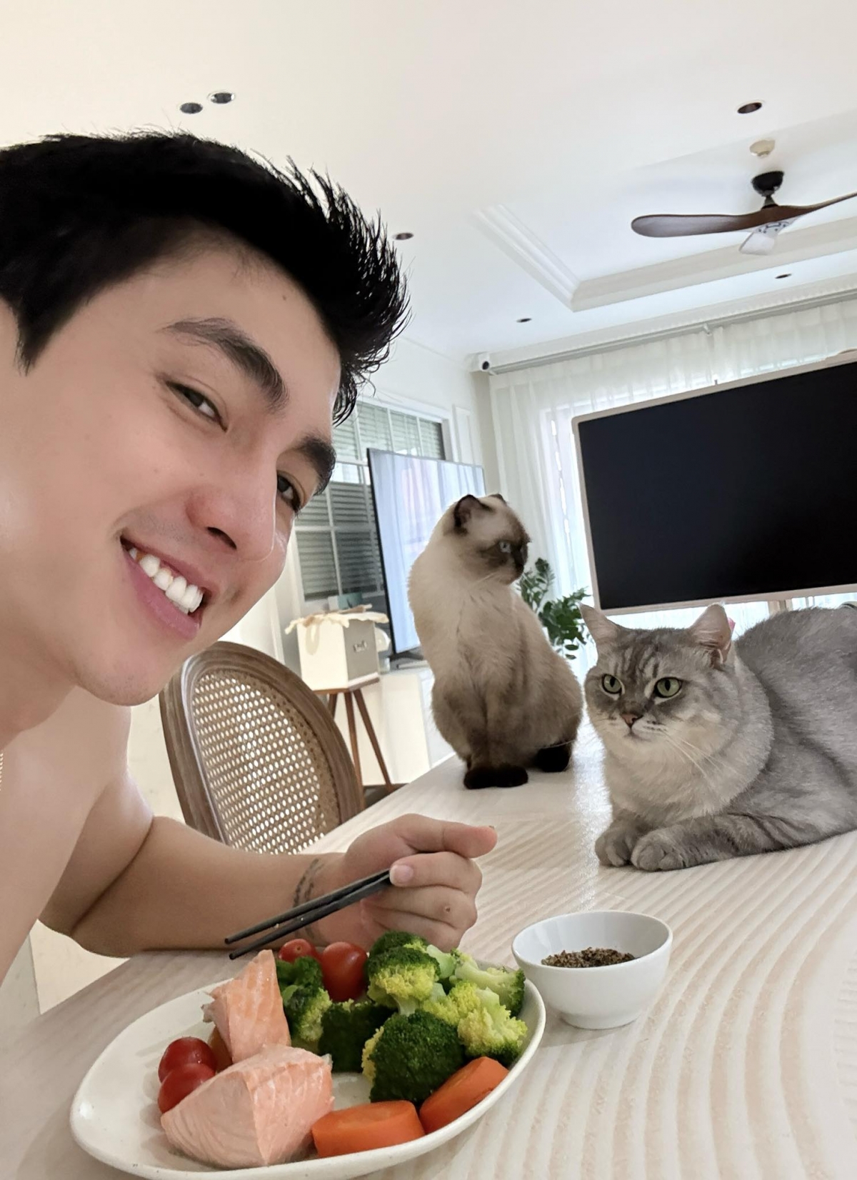 Diễn viên Bình An chia sẻ hài hước khi bà xã Phương Nga vắng nhà: “Không còn những lời nói văng vẳng bên tai, tiếng sai vặt đáng yêu bên cạnh hay những lần gồng mình chống chịu đòn vả yêu. Cuộc sống thật là tẻ nhạt”.