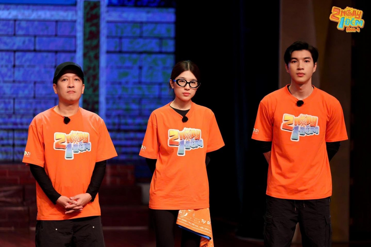 "2 Ngày 1 Đêm" lên sóng với dàn khách mời là Em Xinh Lamoon, Muộii và Ánh Sáng AZA. Trong số Em Xinh tham gia, Lamoon đang là tâm điểm hứng loạt tranh cãi vì thái độ "không biết trên dưới" và những phát ngôn kém duyên khiến người xem nhăn mặt.