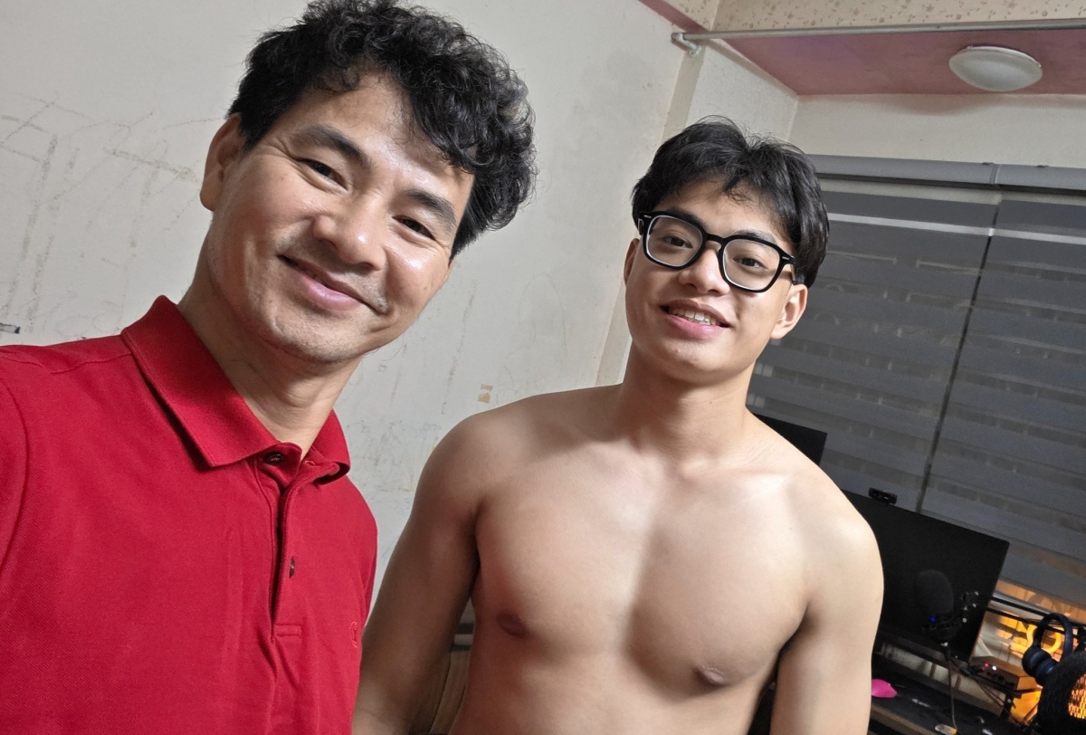 NSND Xuân Bắc khoe thân hình săn chắc, rắn rỏi của cậu con trai cả. Anh tếu táo tiết lộ thân hình con trai gần bằng mình thời trẻ.