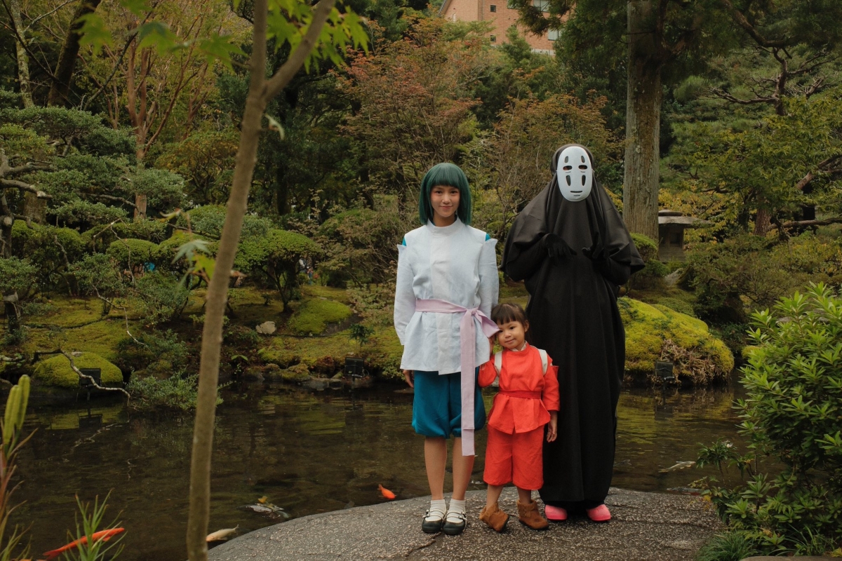Trong chuyến du lịch tại Nhật Bản, gia đình Salim hoá trang thành những nhân vật trong phim hoạt hình "Spirited Away". Salim chia sẻ: “Khởi động mùa Halloween 2025 cùng nhà em nhé. Đang ở Nhật nên mình nhập gia tuỳ tục, đồ may sẵn từ nhà, sang đây chỉ có đứng vô cảnh là chụp thôi, quá là hợp”.