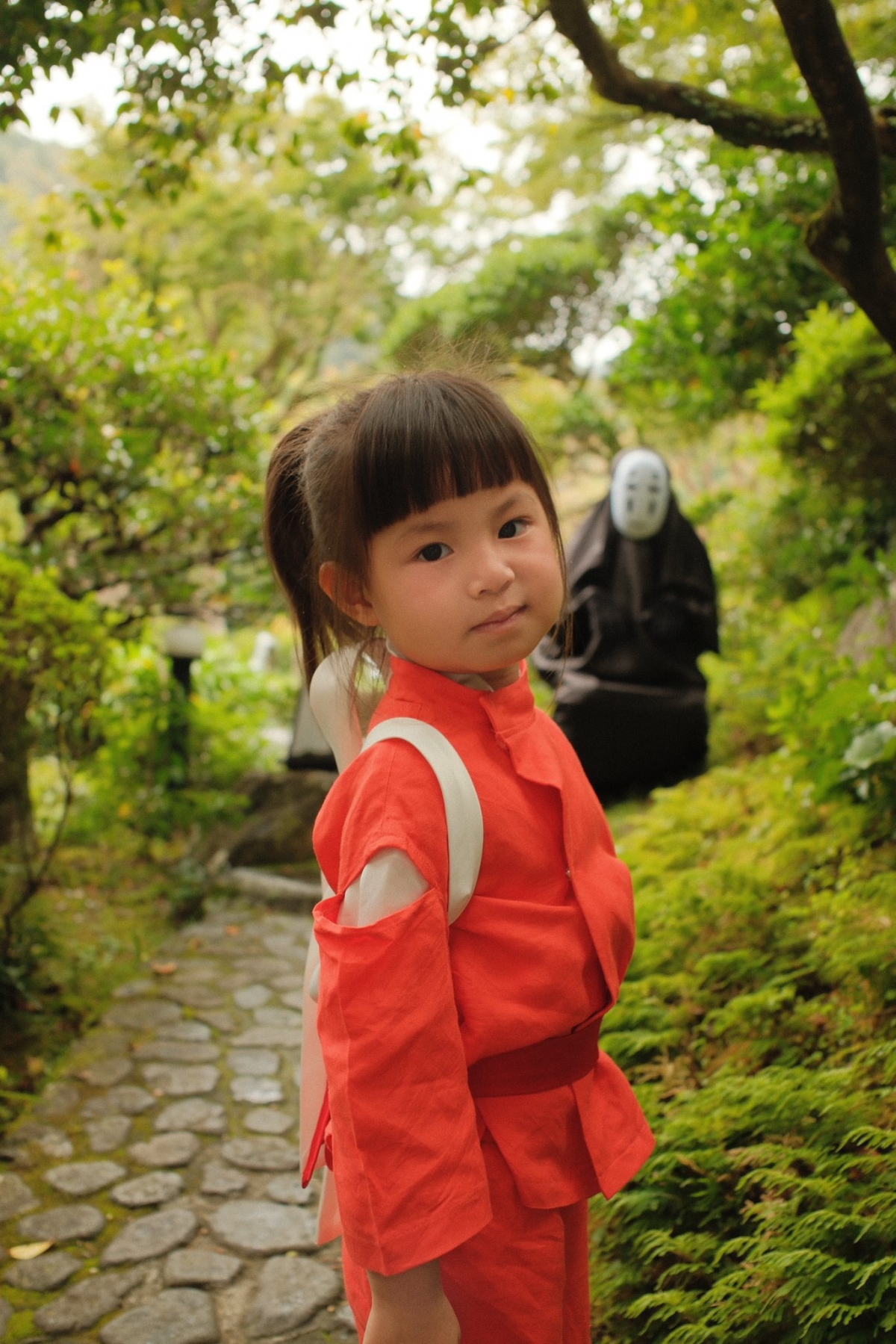 Bé Pam gây sốt vì quá đáng yêu trong tạo hình của nhân vật Ogino Chihiro.