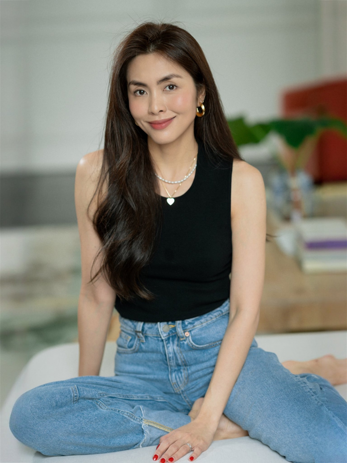 Mừng sinh nhật tuổi 39, diễn viên Tăng Thanh Hà chia sẻ bộ ảnh mới cùng lời nhắn tích cực, cho biết đang tận hưởng “giai đoạn thật đẹp của cuộc đời”. "Hôm nay mình bước sang một tuổi mới. Mình không nhớ năm nay mình bao nhiêu tuổi. Chỉ biết là mình đang ở một giai đoạn thật đẹp của cuộc đời, tự do tự tại, biết ơn vì mọi điều mình đang có và vẫn còn rất háo hức với chặng đường phía trước", cô bày tỏ.