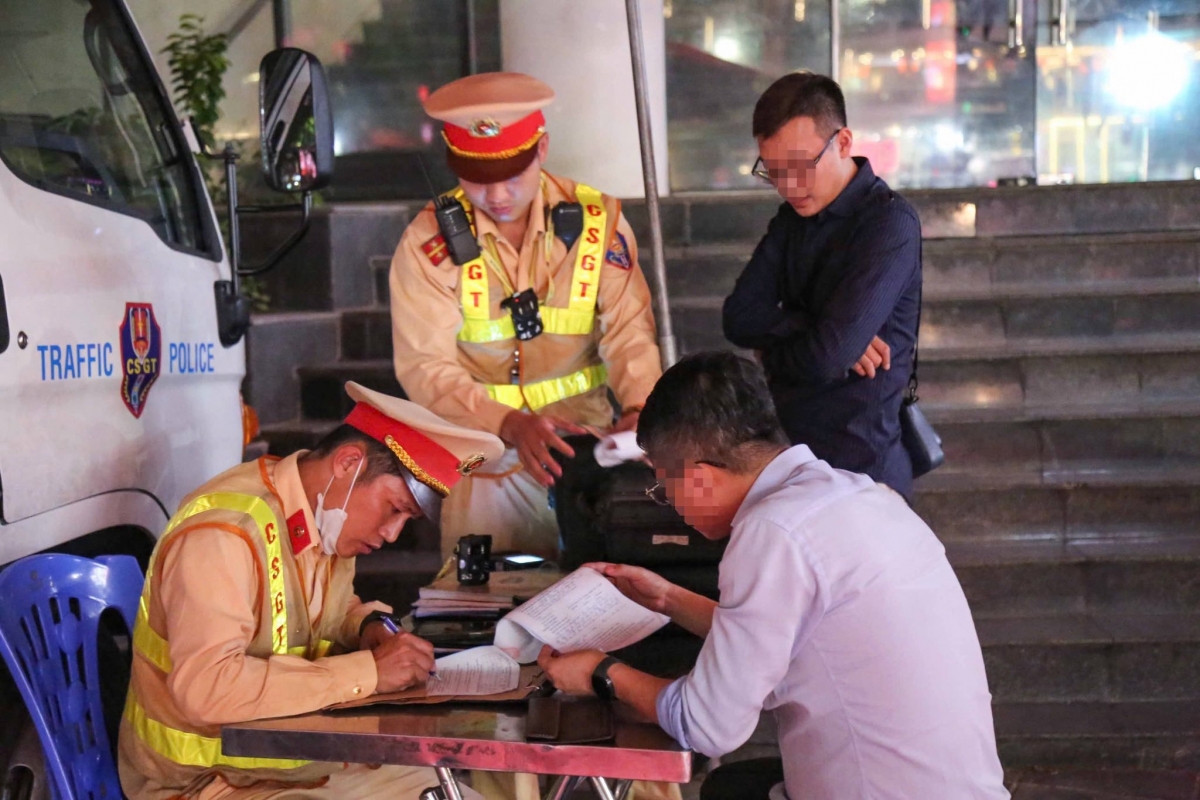 Lực lượng chức năng lập biên bản trường hợp vi phạm (Ảnh: Cục CSGT)