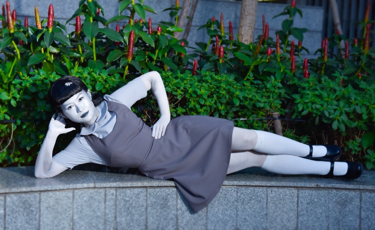 Ngọc Thanh Tâm hóa trang thành con búp bê khổng lồ trong bộ phim Hàn Quốc ăn khách "Squid Game". Nữ diễn viên xuất hiện với mái tóc buộc hai bên, diện bộ váy đặc trưng cùng biểu cảm lạnh lùng, tái hiện hoàn hảo hình tượng búp bê chết chóc trong trò “Đèn xanh, đèn đỏ” nổi tiếng.