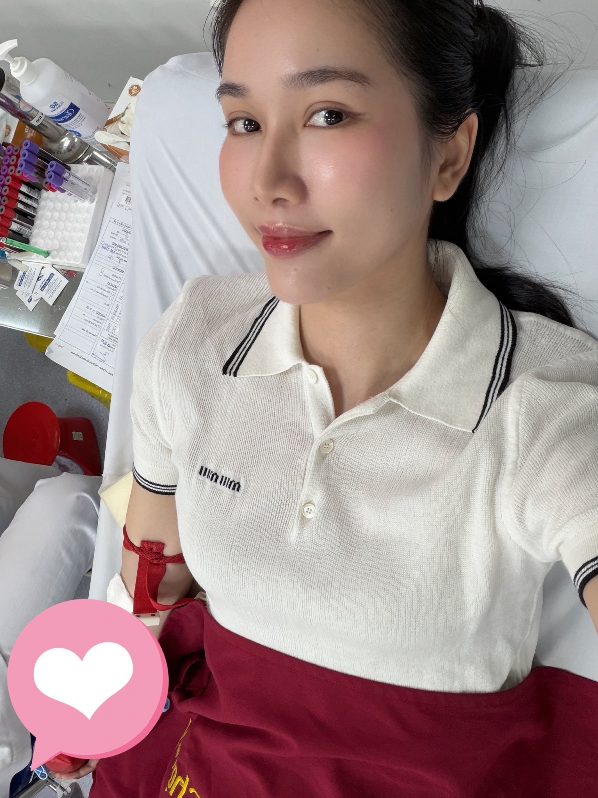 Á hậu Phương Anh đăng ảnh đi hiến máu và bày tỏ: “Trao đi một chút yêu thương để nhận lại thật nhiều niềm vui cùng Trung tâm truyền máu Chợ Rẫy”.