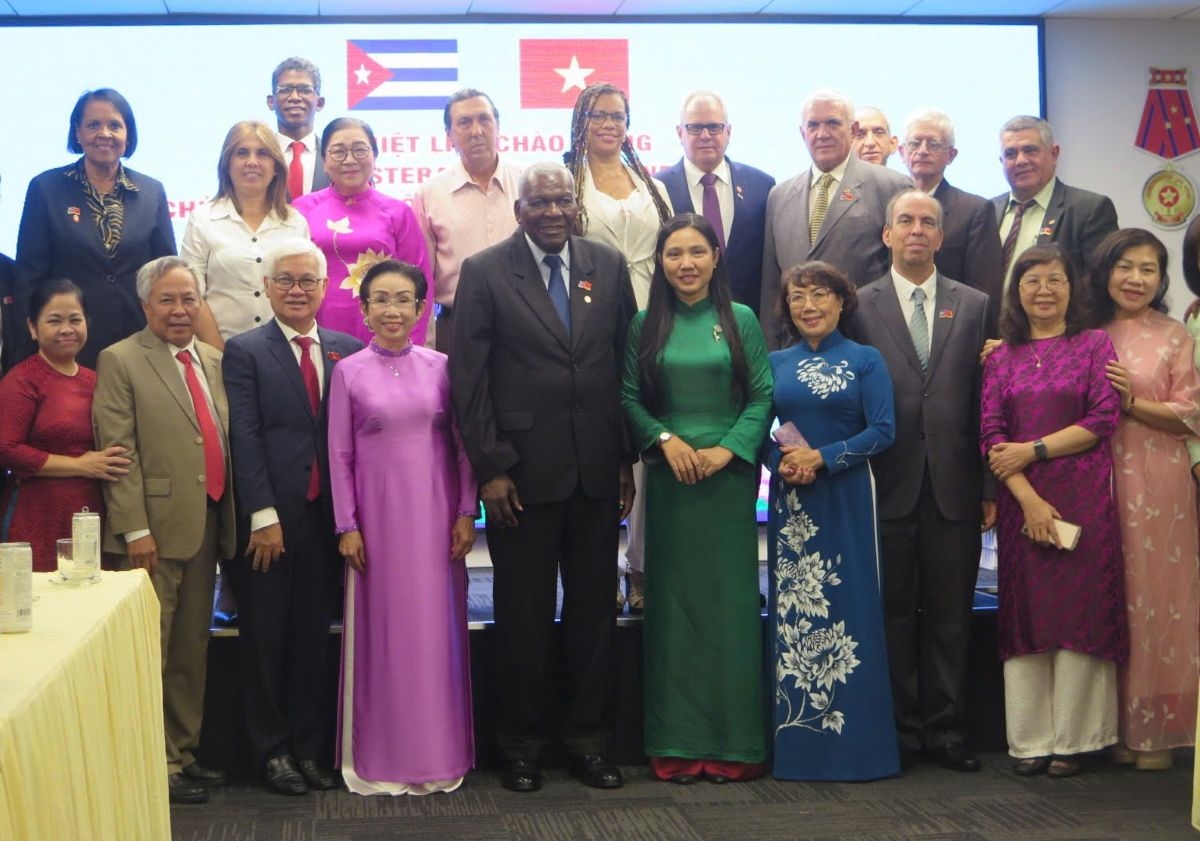 Các đại biểu chụp ảnh lưu niệm