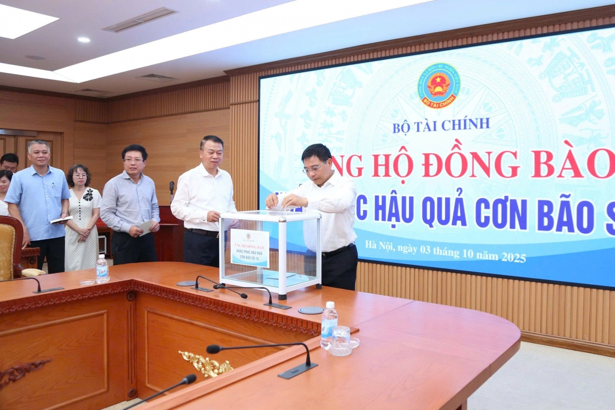 Bộ trưởng Bộ Tài chính Nguyễn Văn Thắng ủng hộ đồng bào bị thiệt hại